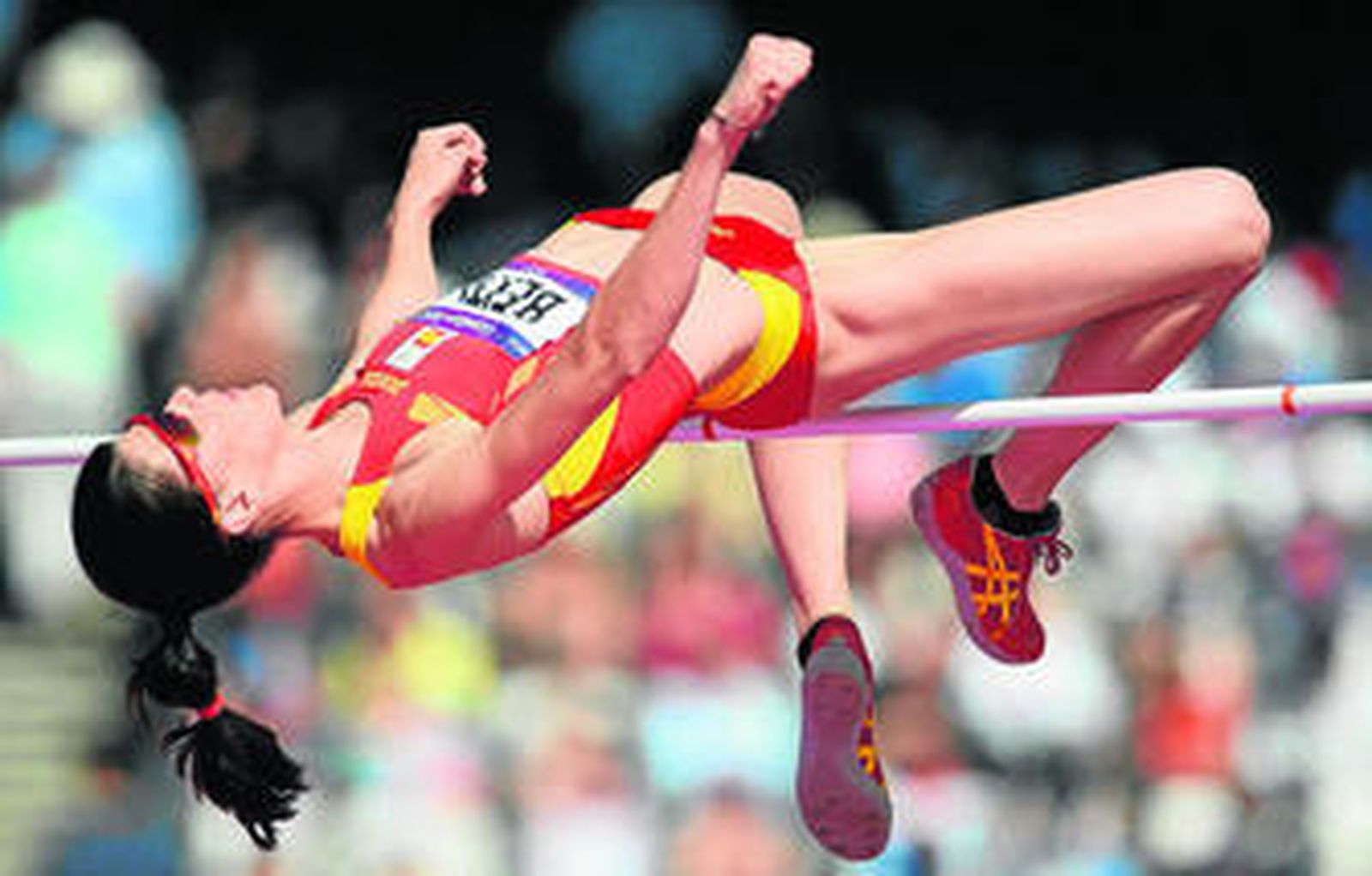 Ruth Beitia supera sin dificultad el listón en uno de sus saltos en la mañana de ayer.