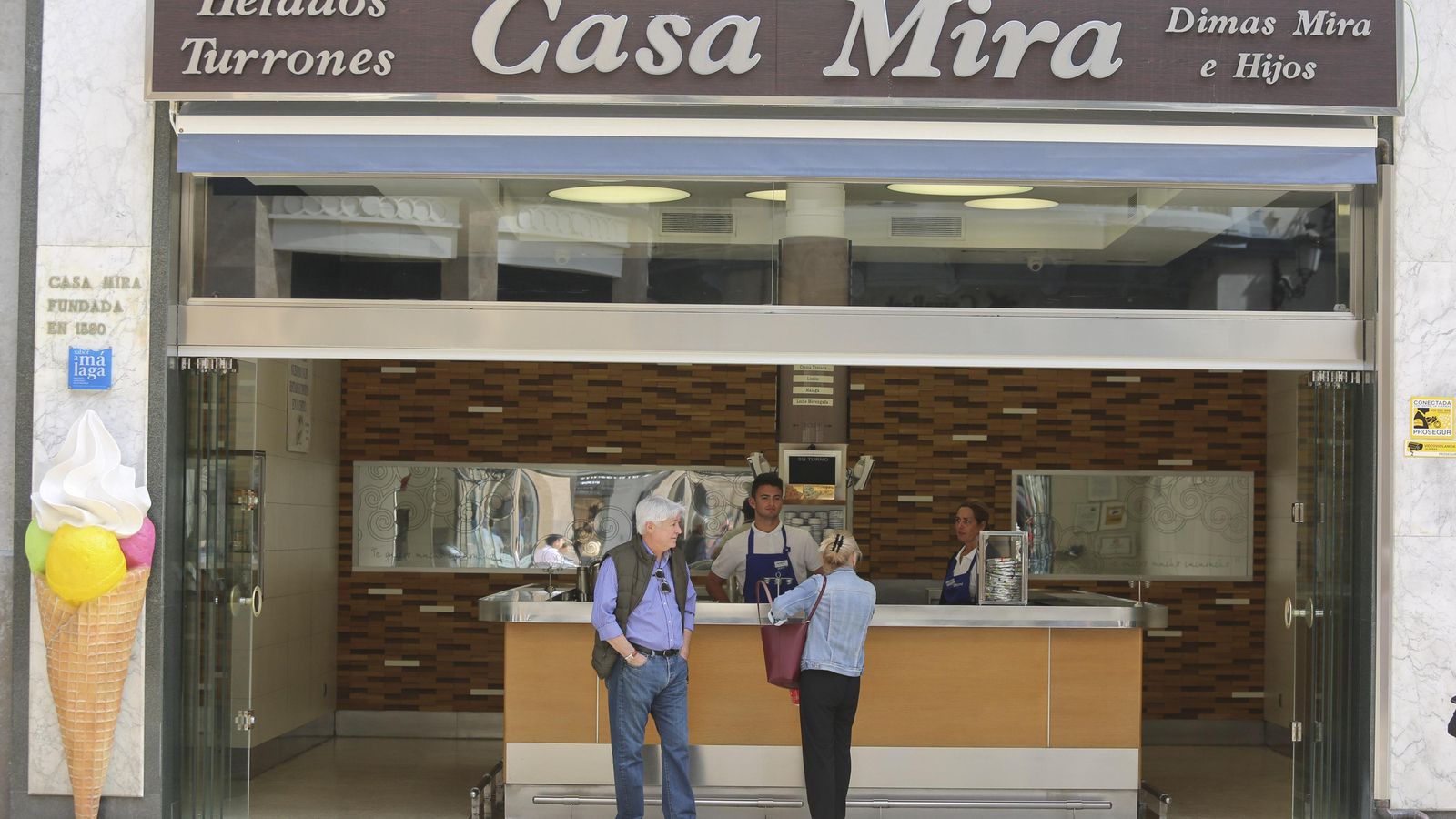 Un par de clientes en la heladería Casa Mira.