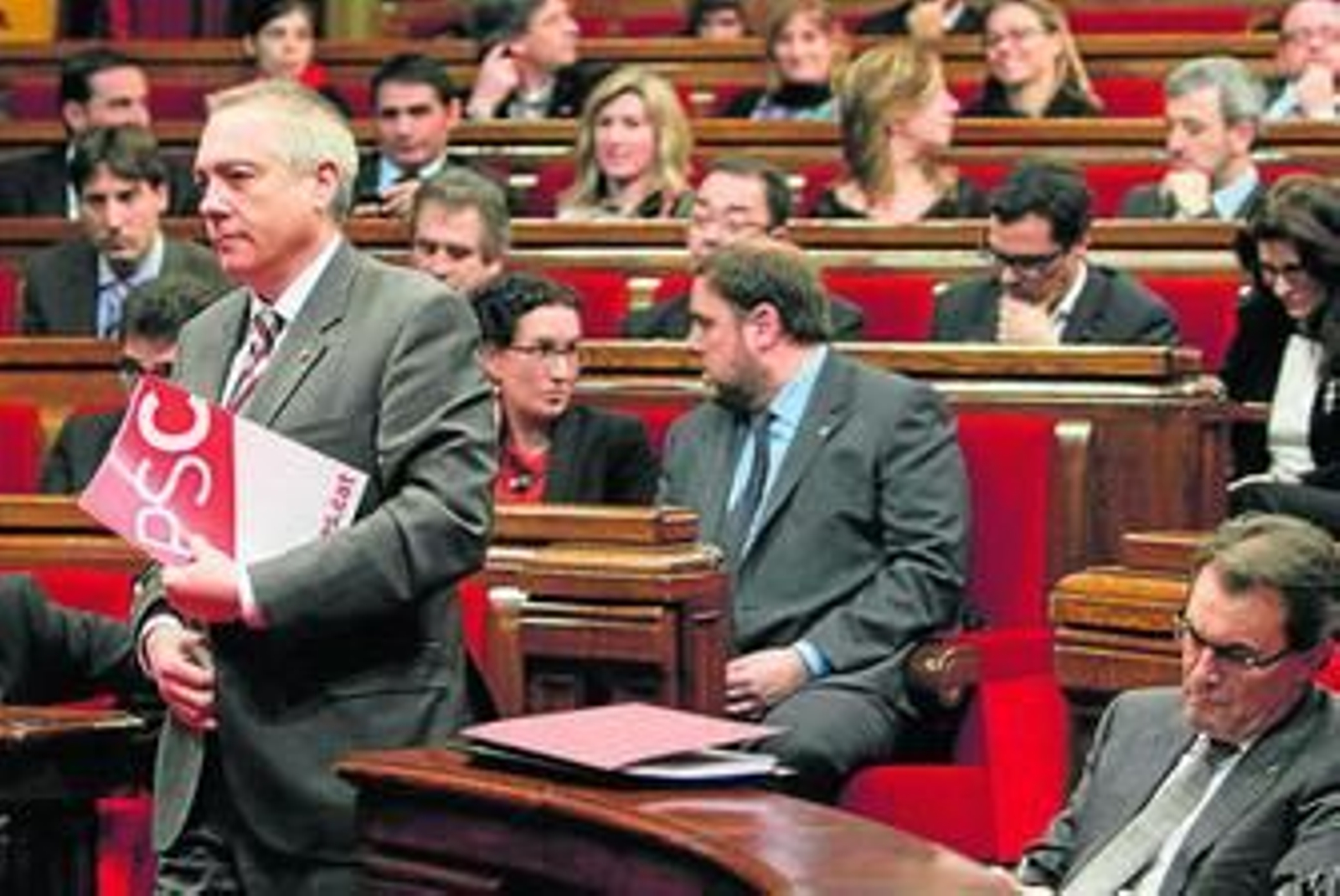 Navarro (portavoz del PSC) y Mas (dcha.)en el 'Parlament'.