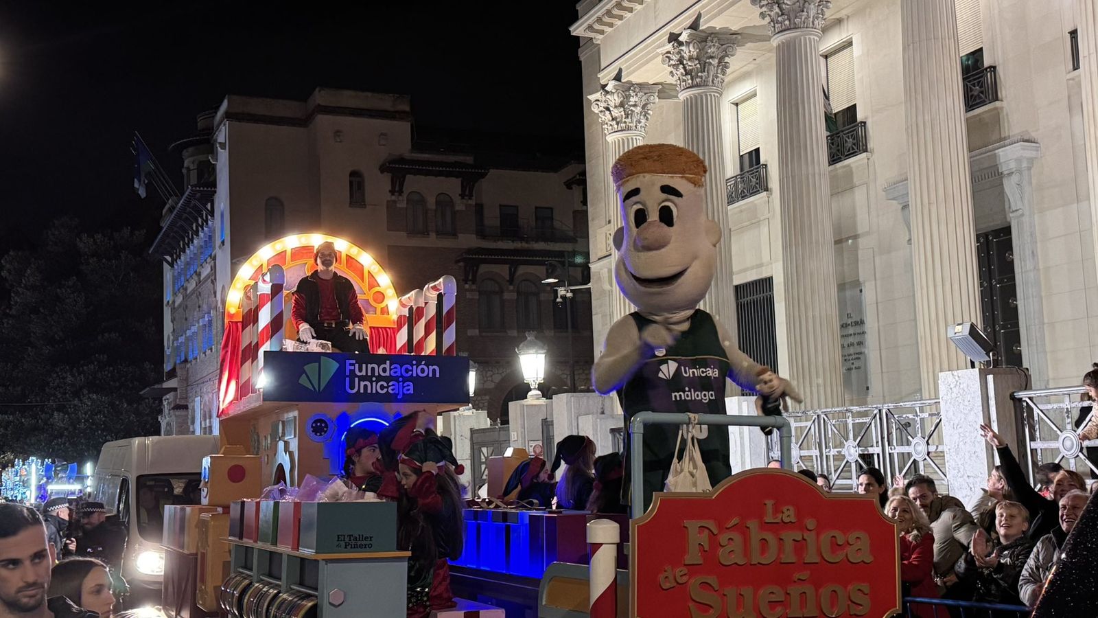 Baltasar Perry reparte magia y felicidad por las calles de Málaga