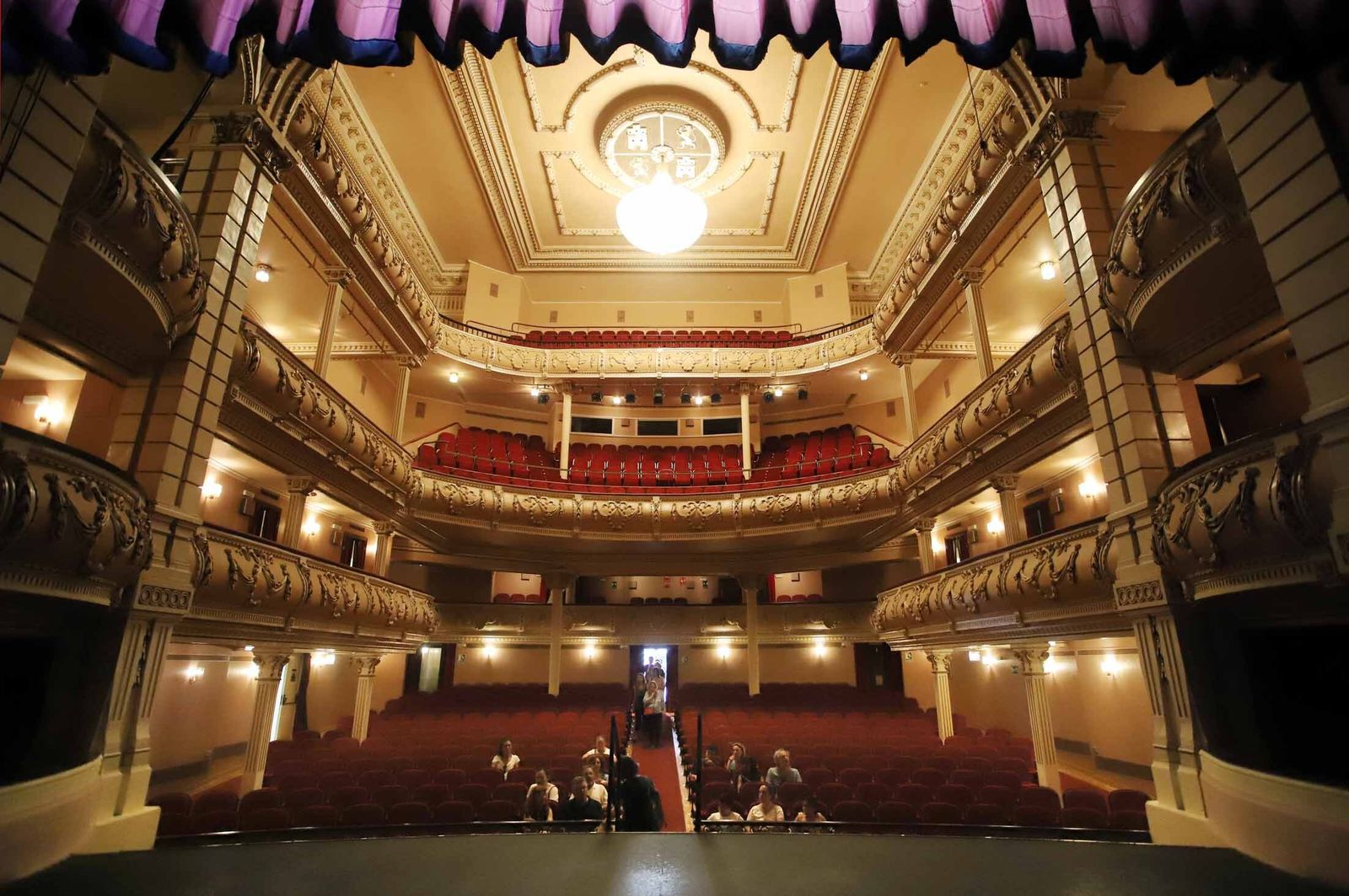 Imágenes de la visita guiada al Gran Teatro de Huelva por su 100 aniversario