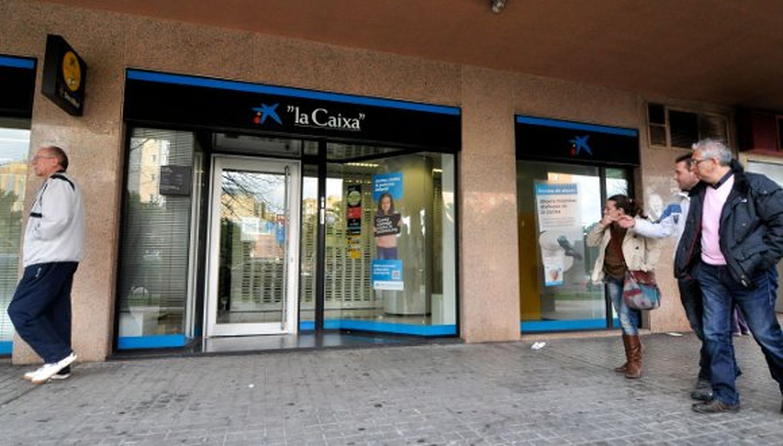 Detenidos dos atracadores cuando intentaban asaltar una sucursal de La Caixa en Sevilla Este