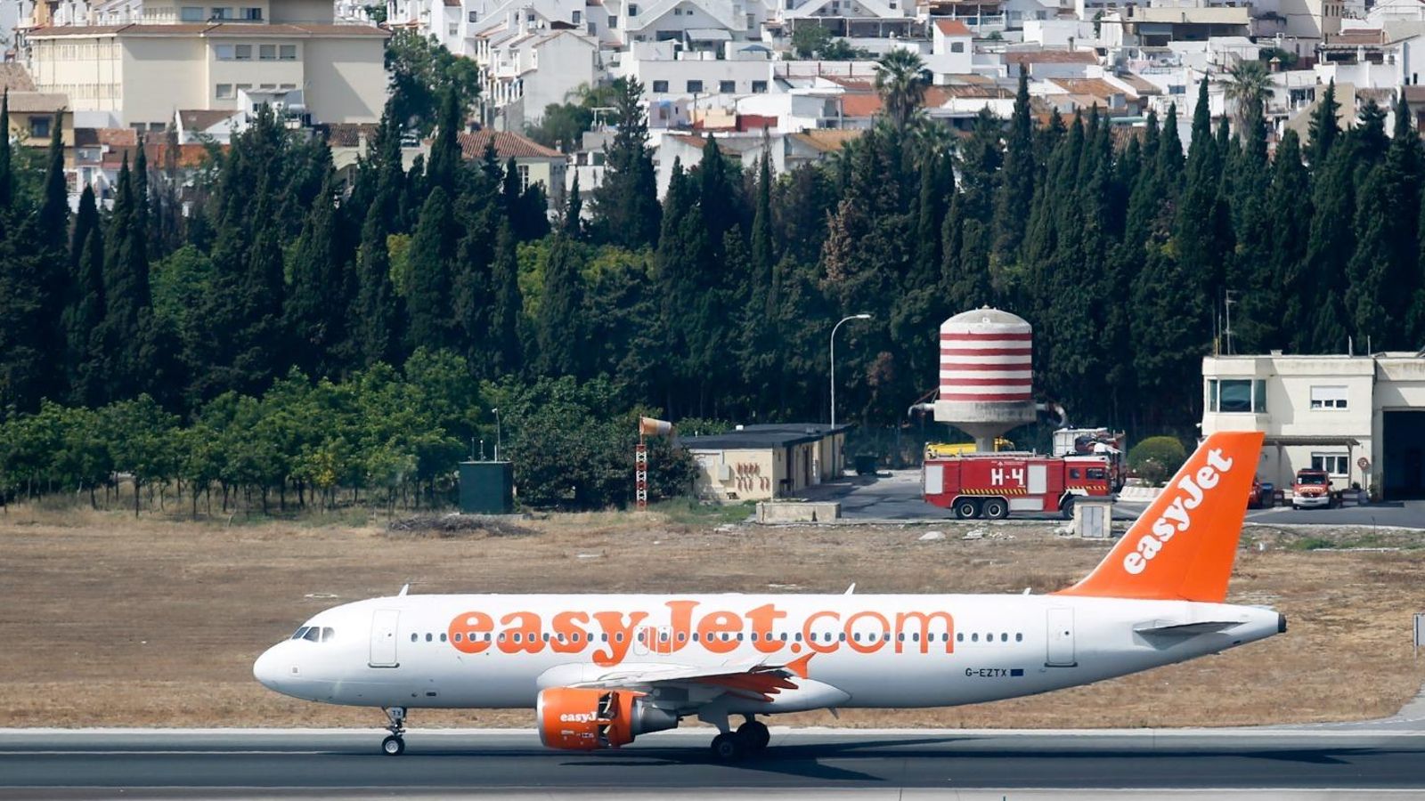 Un avión de Easyjet en el aeropuerto de Málaga.