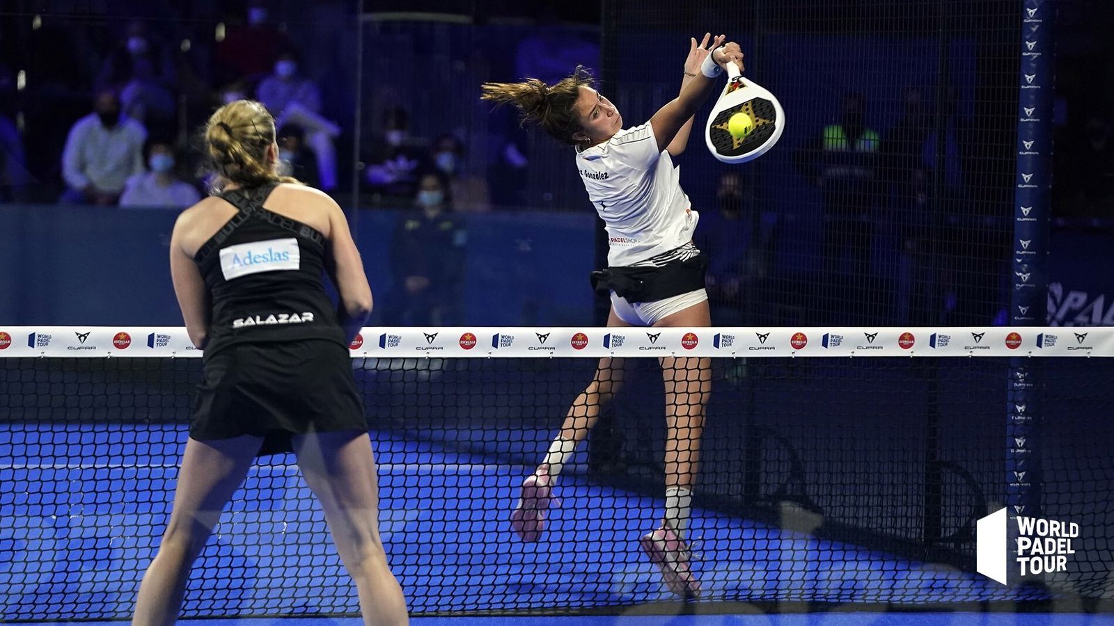 Bea González golpea la bola.