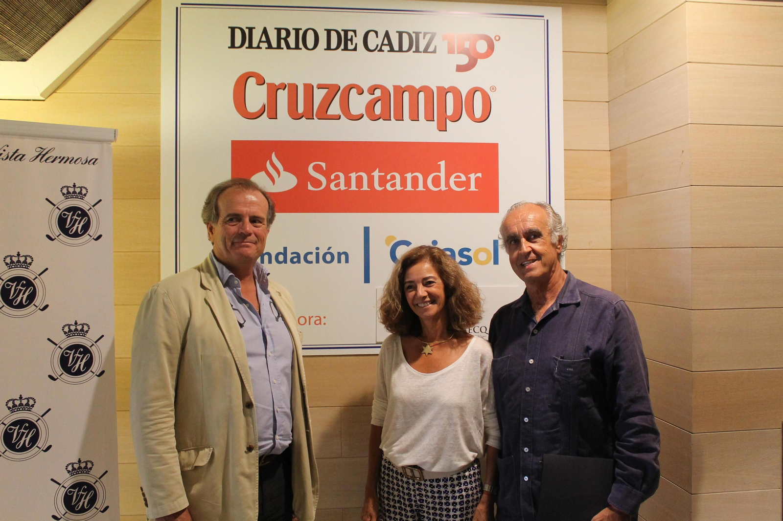 De izq. a dcha.: Alfonso Osborne, Reyes Pacheco y Pepe Cobo, en el Aula de Cultura del Club El Buzo.