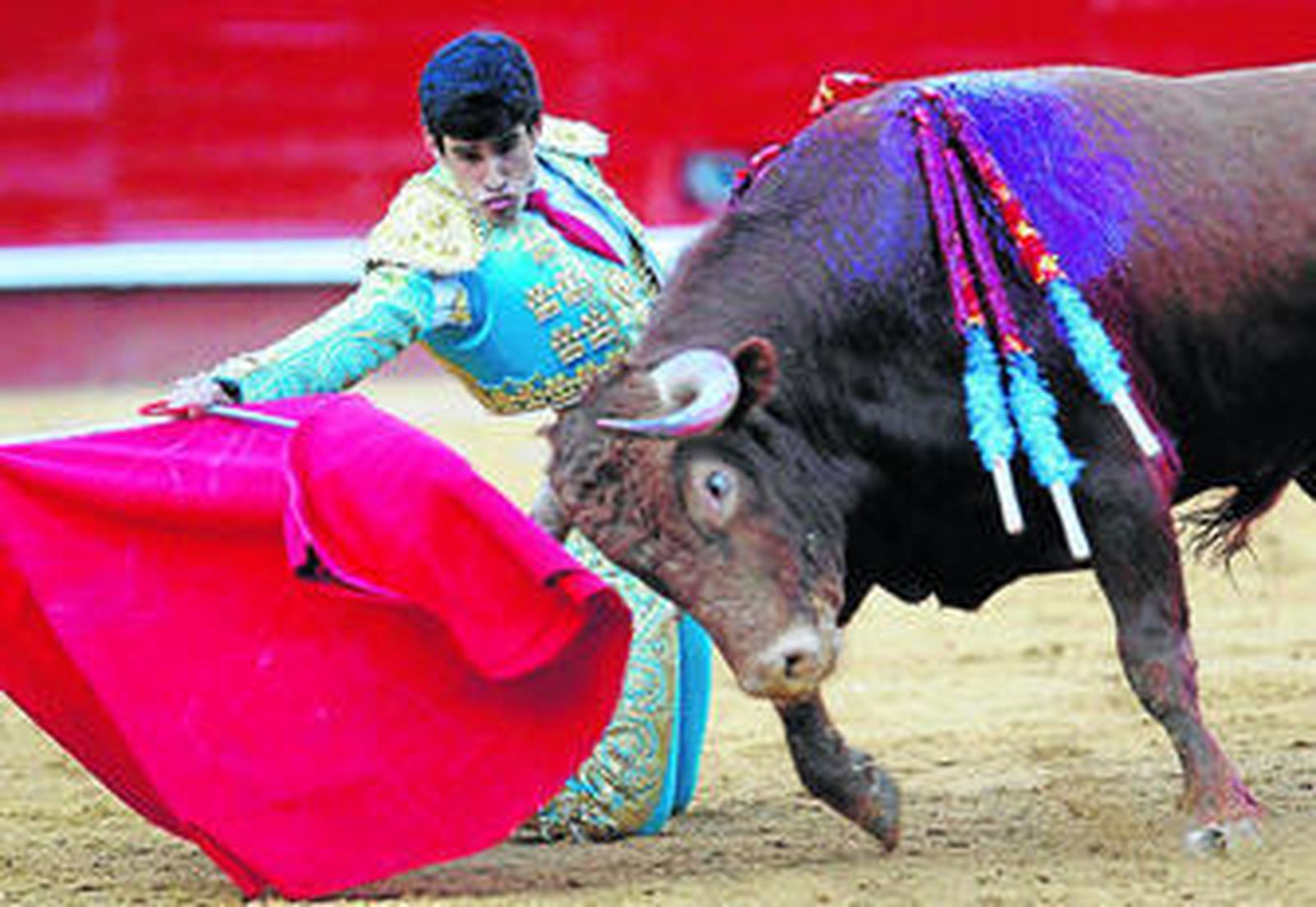 Alberto López Simón, en un muletazo de rodillas a su primer toro en Valencia.