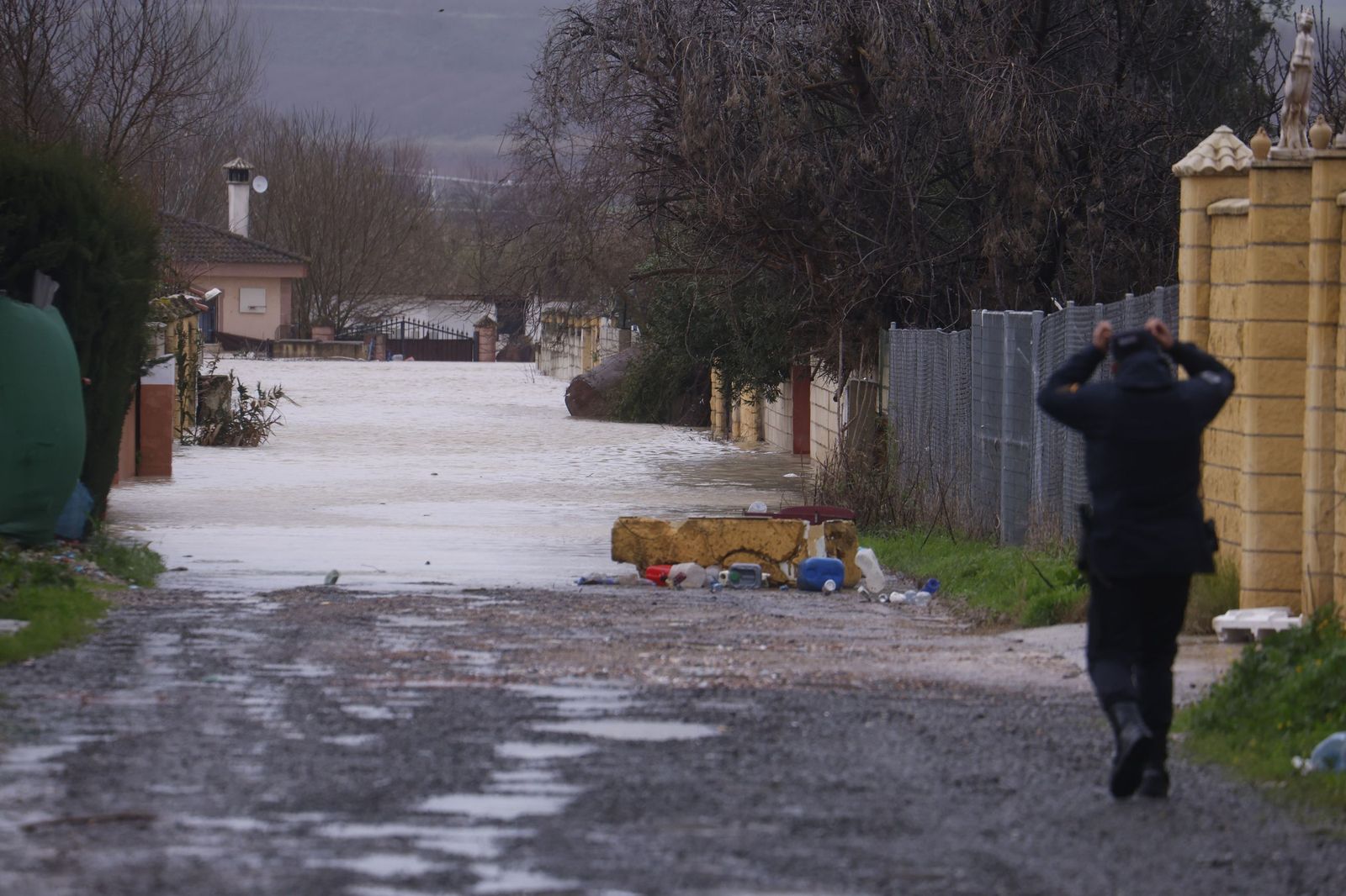 Los vecinos de Guadalvalle desalojan sus parcelas por la crecida del Guadalquivir, en imágenes