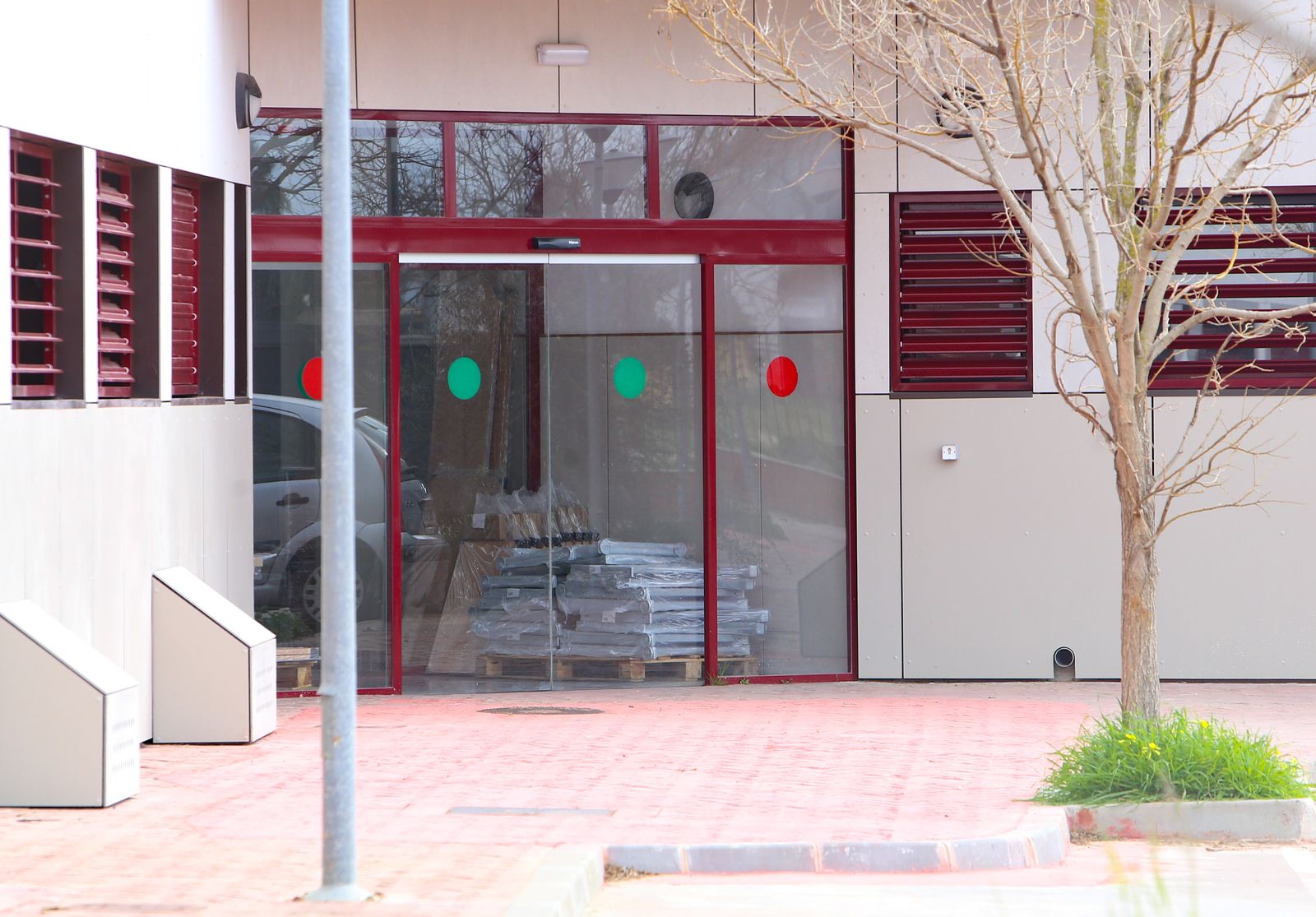 Una de las puertas de acceso al centro de salud de Los Gallos, en una imagen de archivo.