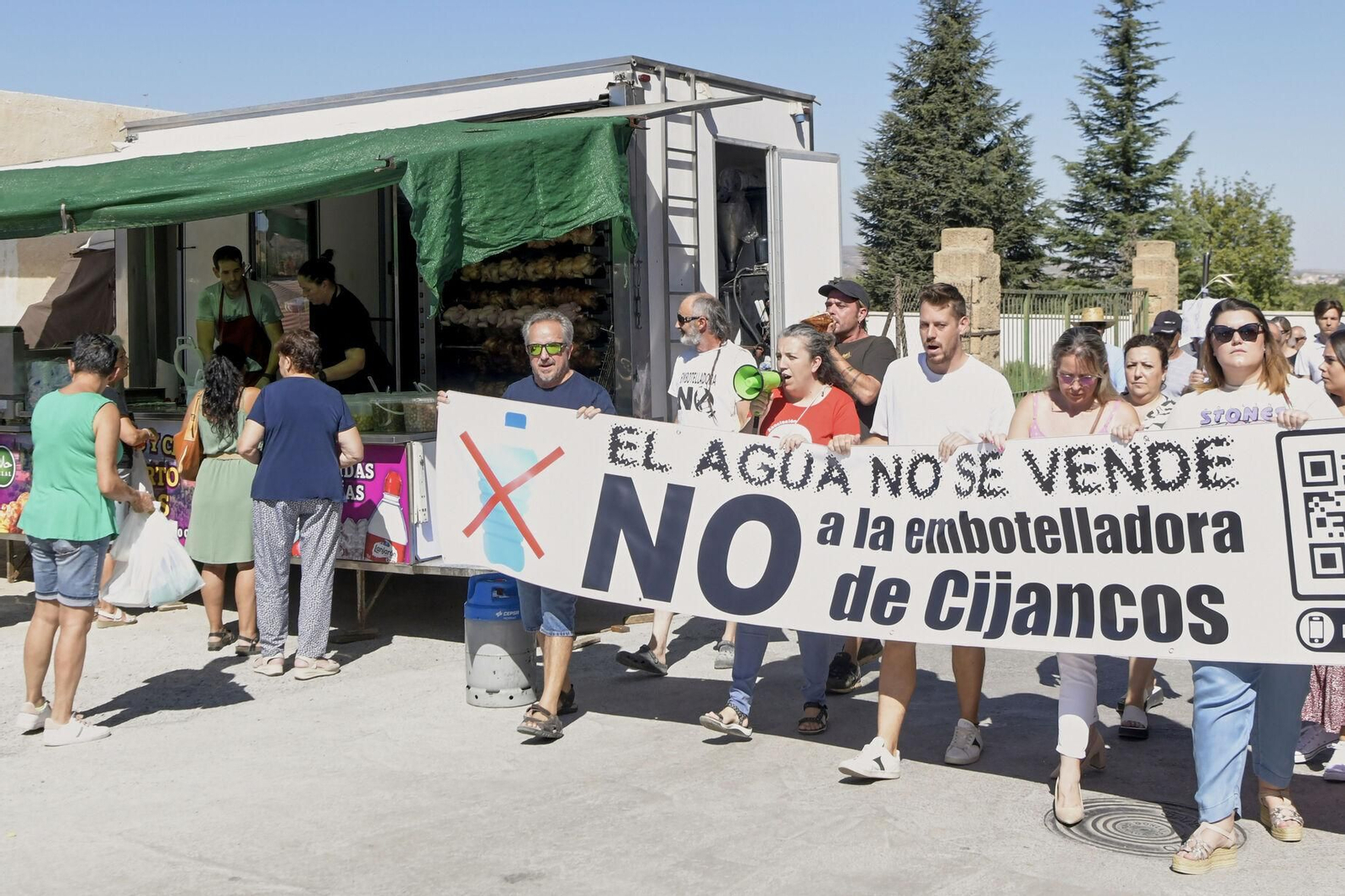 Así se han manifestado por las calles de Padul en contra de la embotelladora de Cijancos
