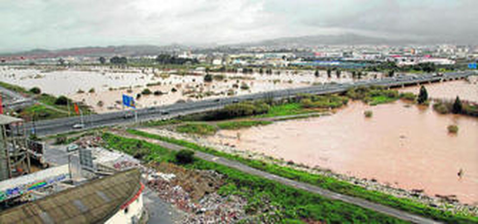 Imagen del río Guadalhorce desbordado, en su parte final.