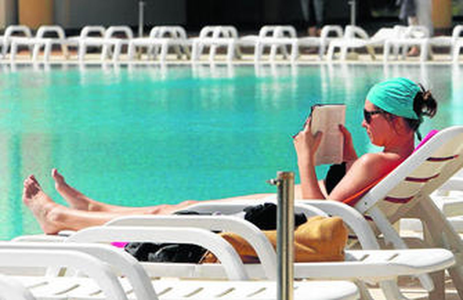 Una turista toma el sol en un hotel de la provincia.