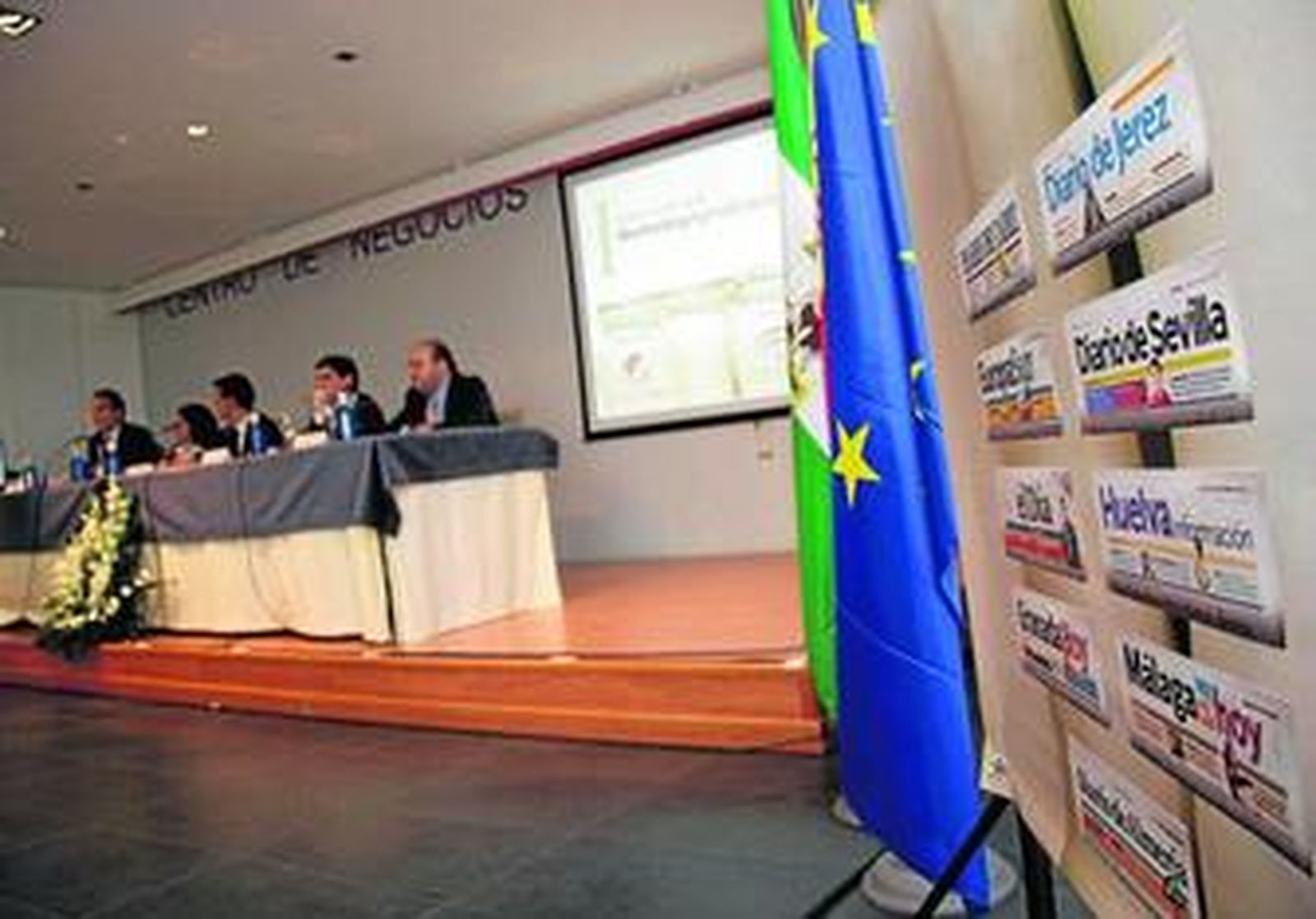 La mesa redonda en la que participaron los ponentes de la mañana.