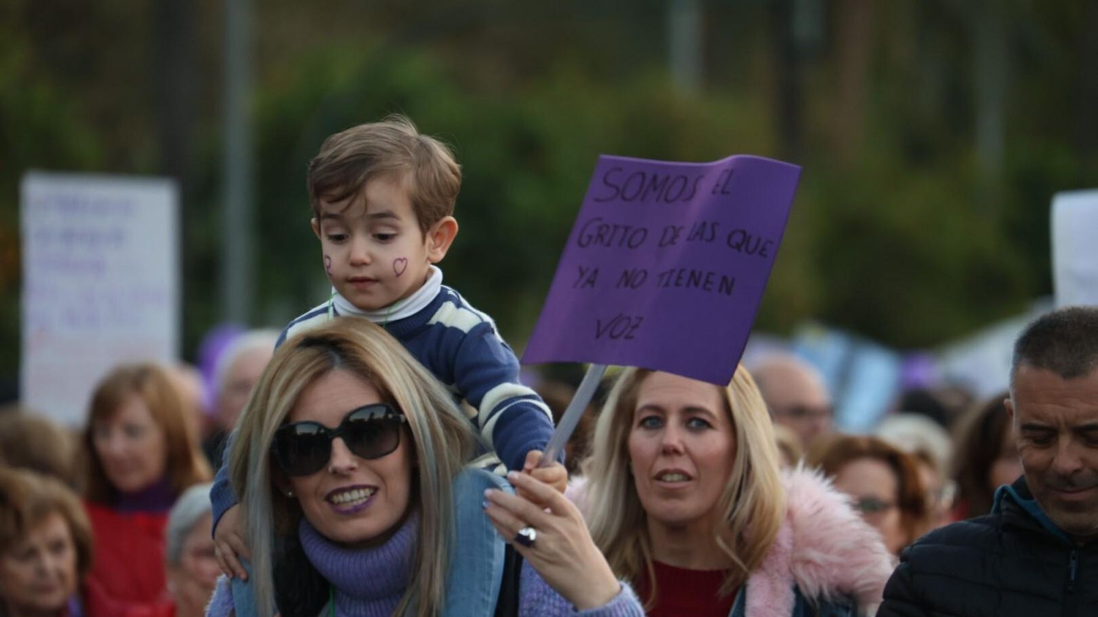 Un niño pequeño sujeta una pancarta en la manifestación. Un niño pequeño sujeta una pancarta en la manifestación.