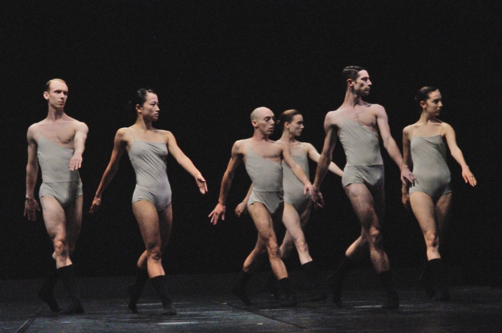 Una imagen de los seis bailarines de 'Love Chapter 2'.