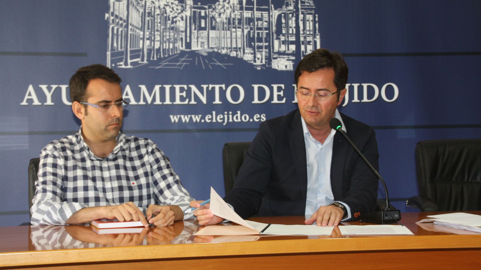 Góngora compareció con el estudio del CEDEX que, según explica, sí contempla como posible origen del problema los espigones de Balanegra.