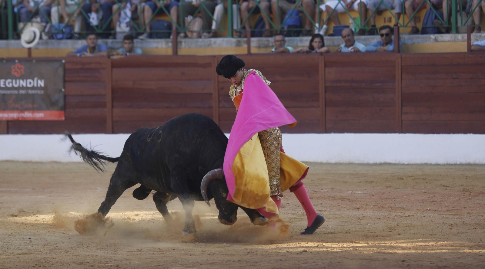 Las fotos de la primera semifinal del ciclo de novilladas de las Escuelas de Tauromaquia de Andalucía en La Línea