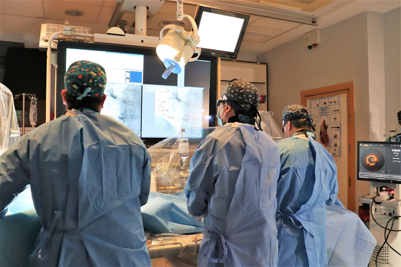 Realización de un cateterismo cardiaco en la Sala de Hemodinámica.