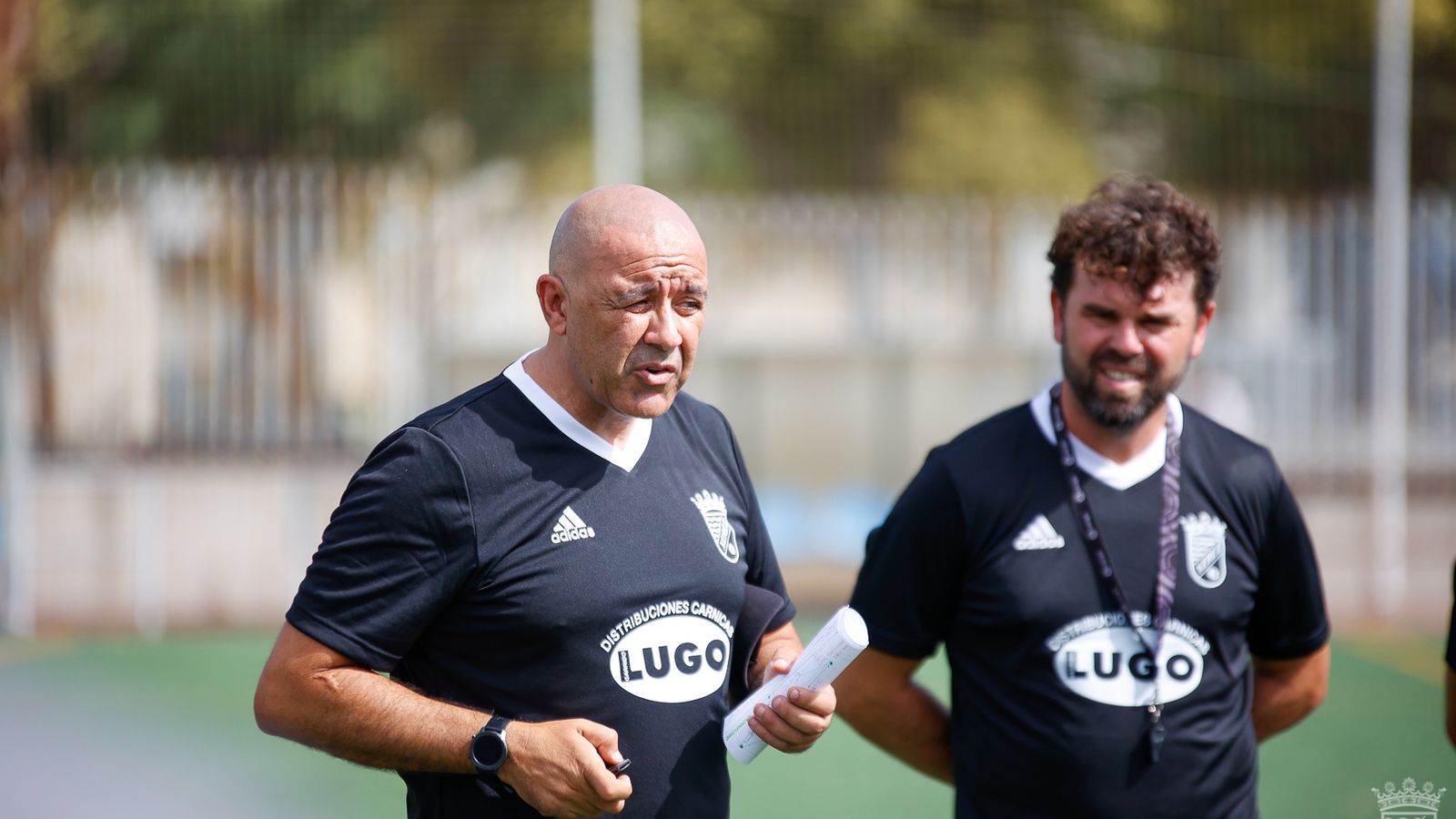 Paco Peña charla con sus jugadores con Juan Pedro atento.