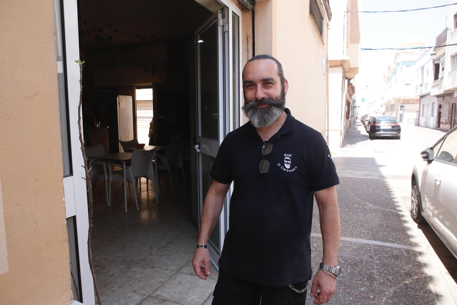 Carlos, trabajador del bar El Carbonero, espera más clientes con la desaparición de la verja. Carlos, trabajador del bar El Carbonero, espera más clientes con la desaparición de la verja.