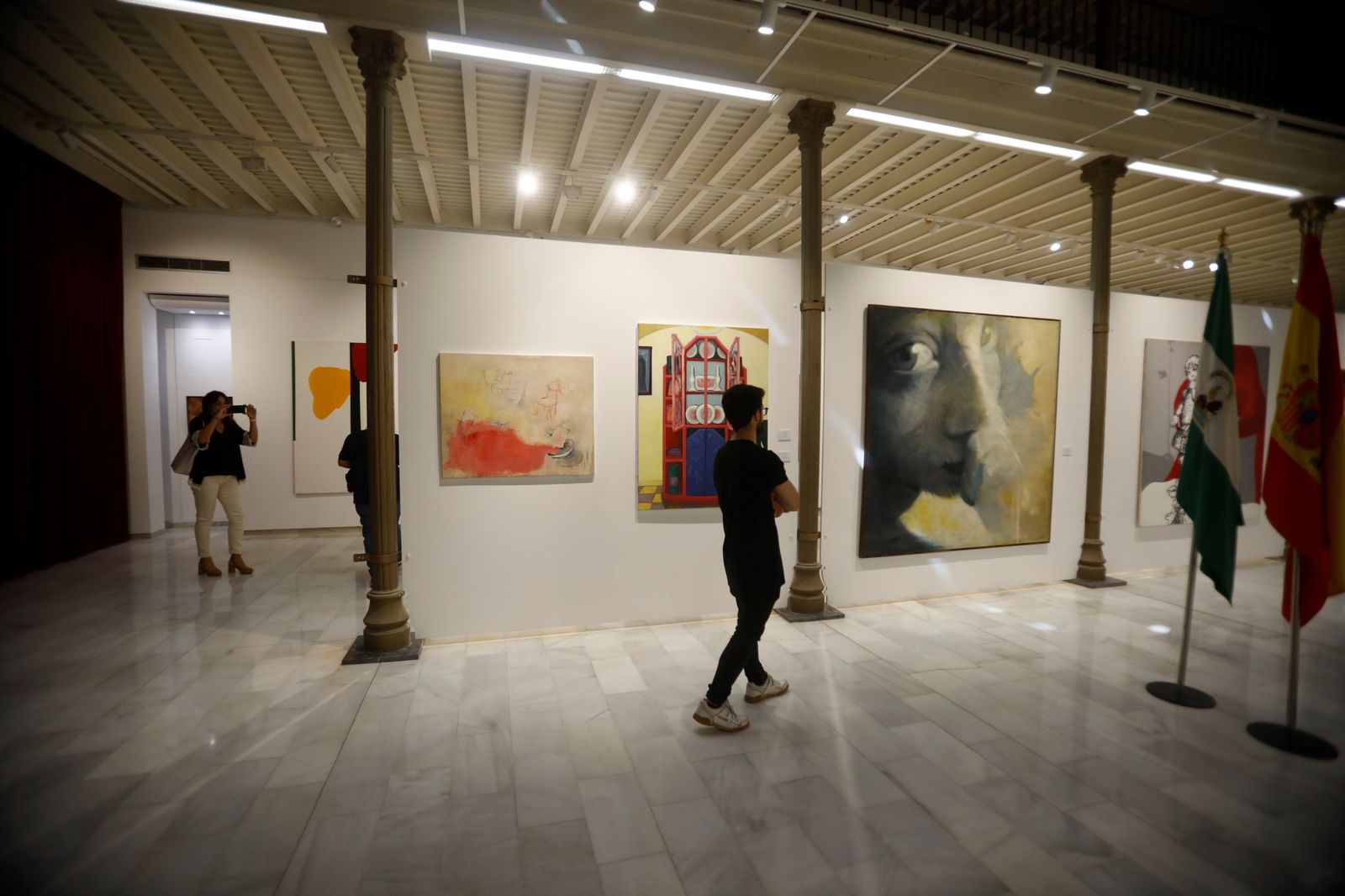 La exposición del Teatro Cómico de Córdoba sobre los 20 años de la Fundación Gala, en imágenes