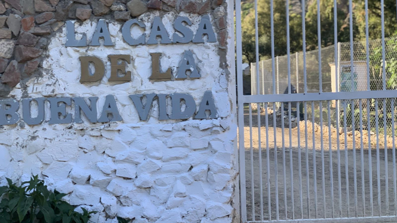 Entrada a 'La Casa de la Buena Vida'.