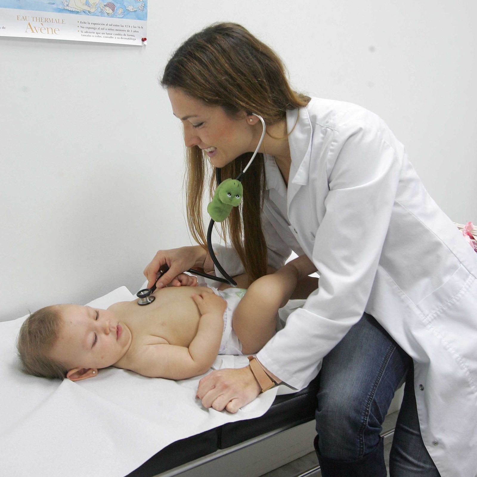 Una pediatra durante la consulta con un bebé