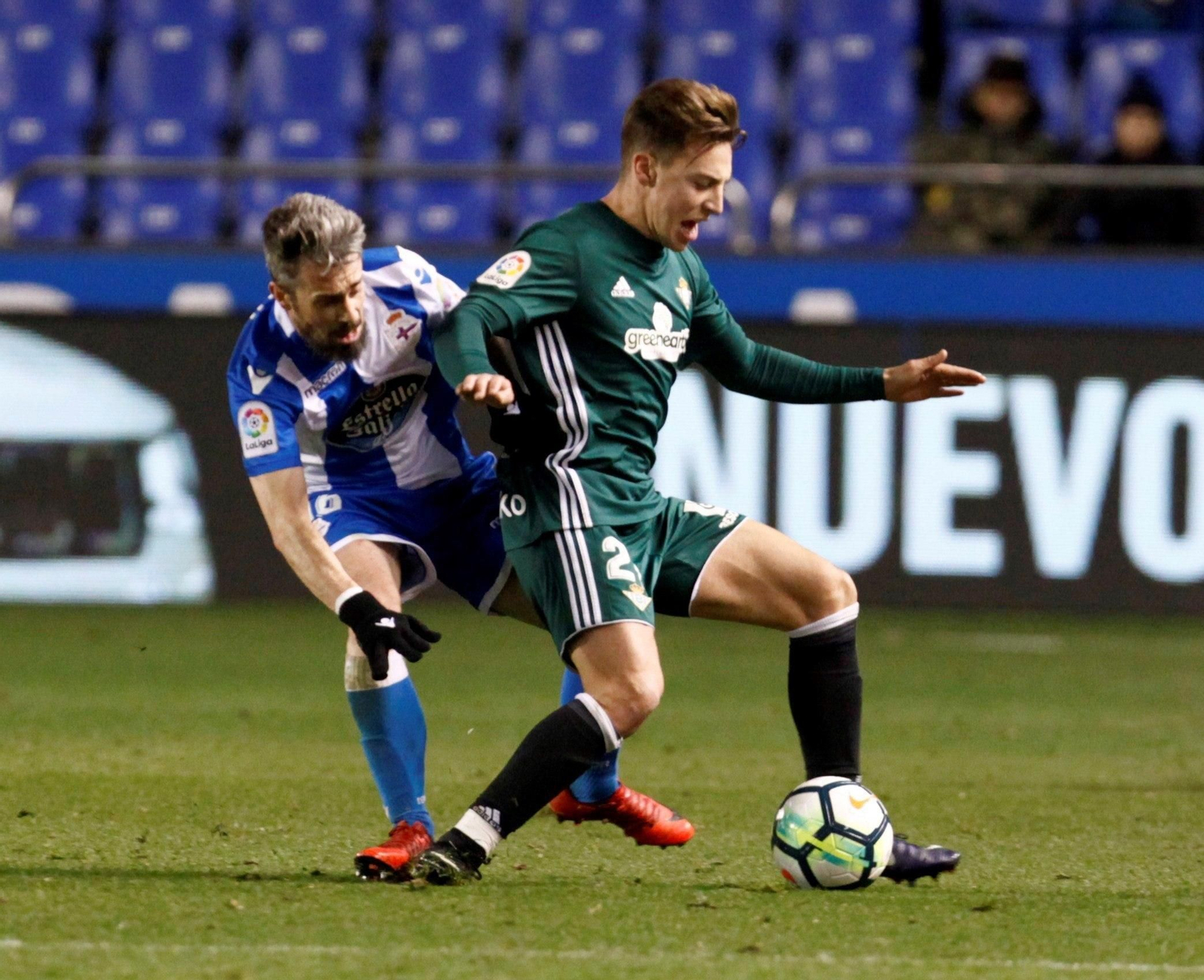 Francis, uno de los canteranos, se va de Luisinho en una acción del partido de anoche en Riazor.