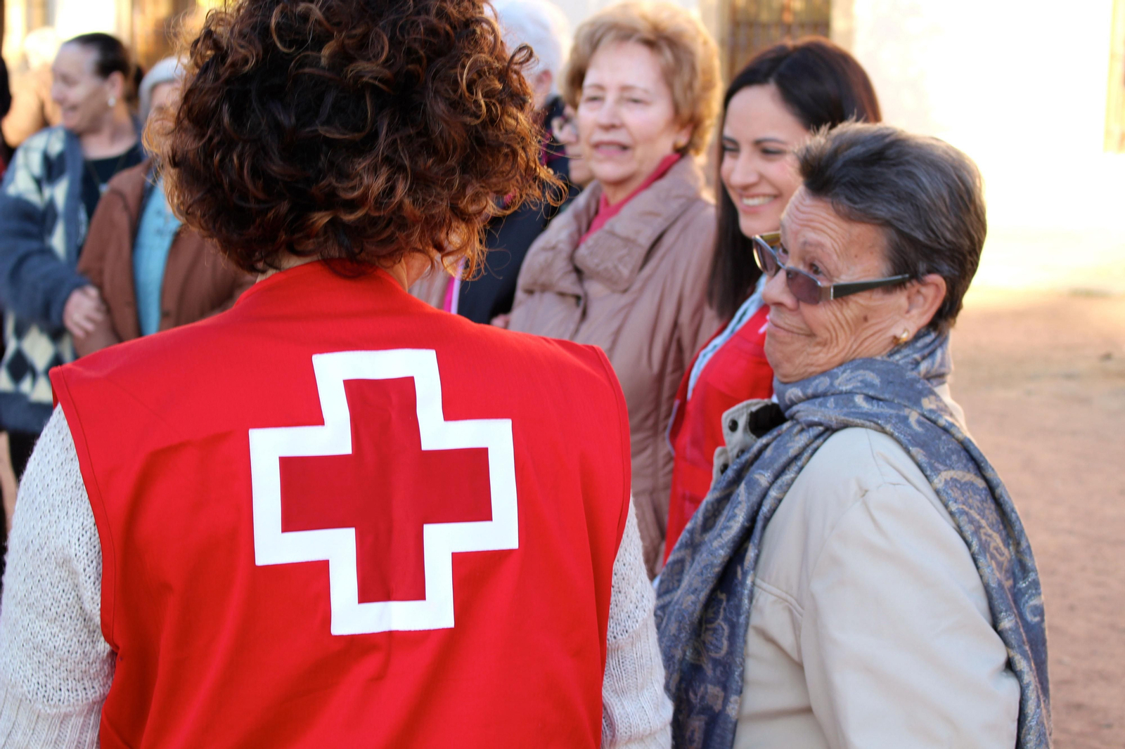 Voluntarias de Cruz Roja atienden a personas mayores.