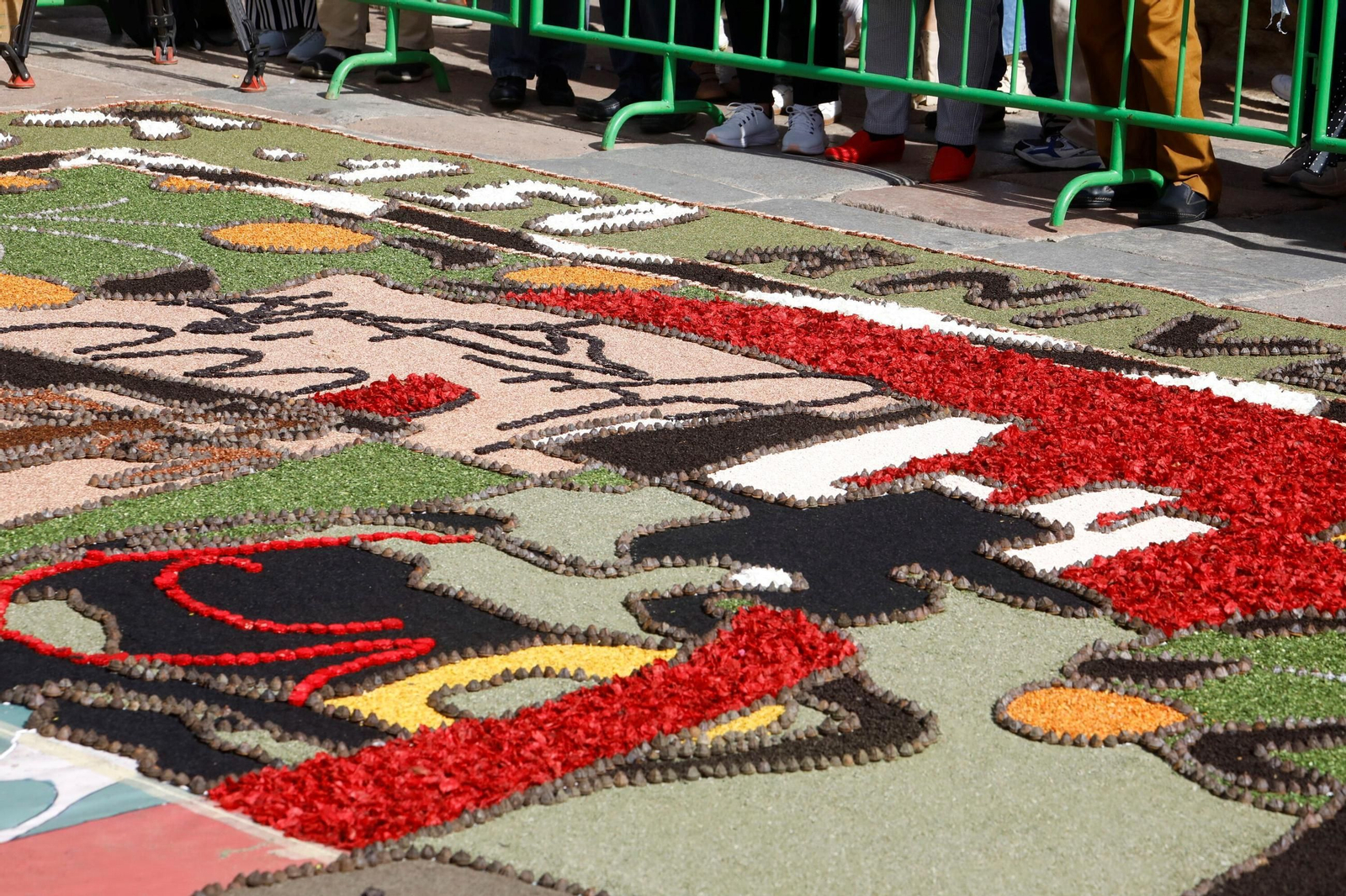 Las imágenes de la espectacular alfombra floral inspirada en Romero de Torres