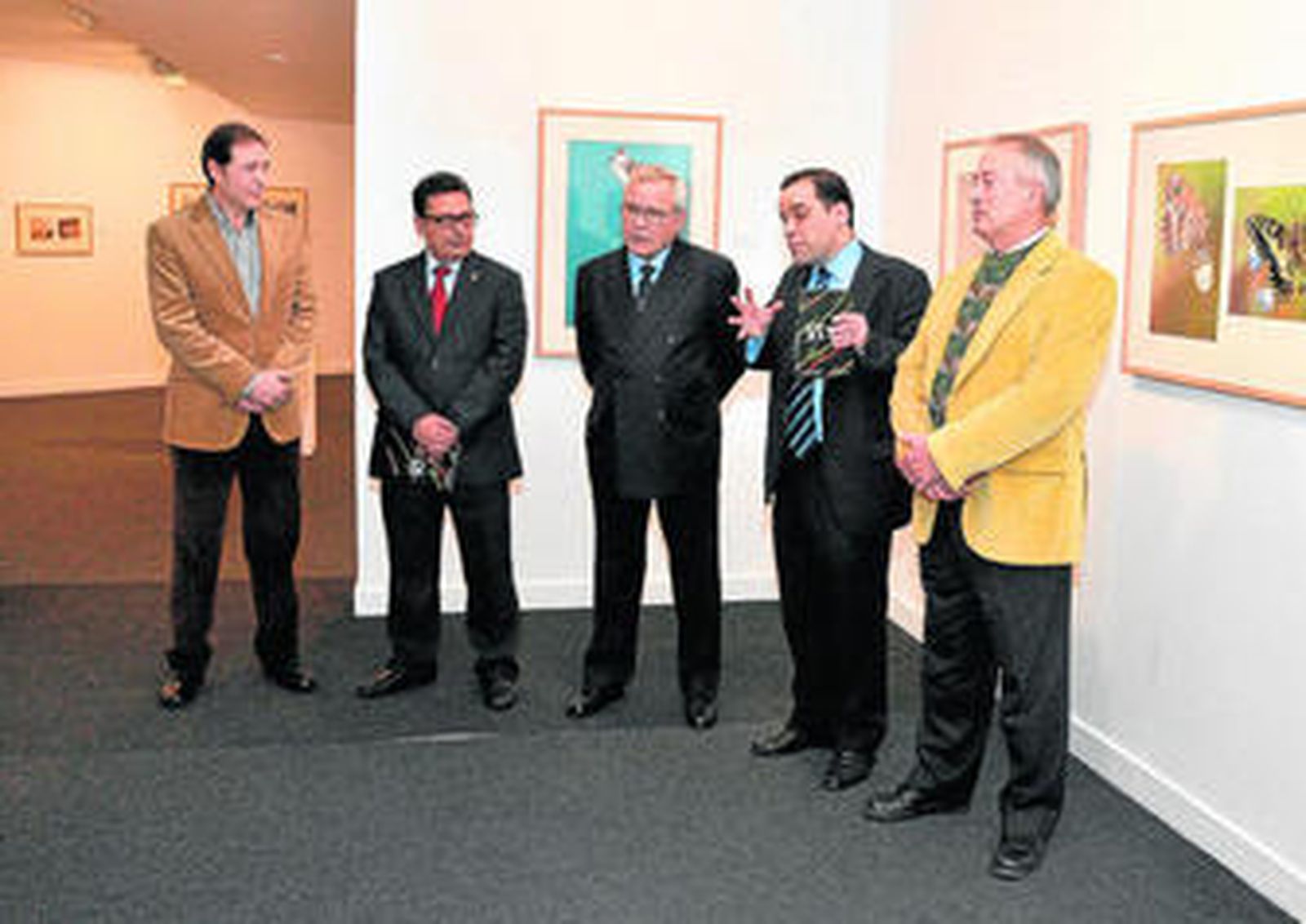 Artistas, miembros de la Obra Social de Cajasol y Aspace Sur, durante la presentación de la muestra, ayer.