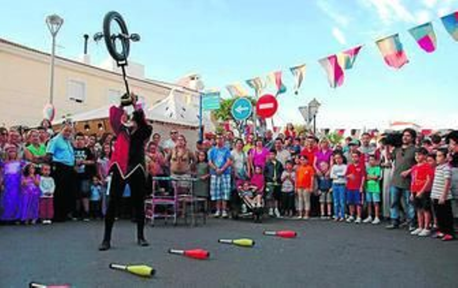 Una fiesta de reyes, cortesanos, juglares, trovadores y bufones
