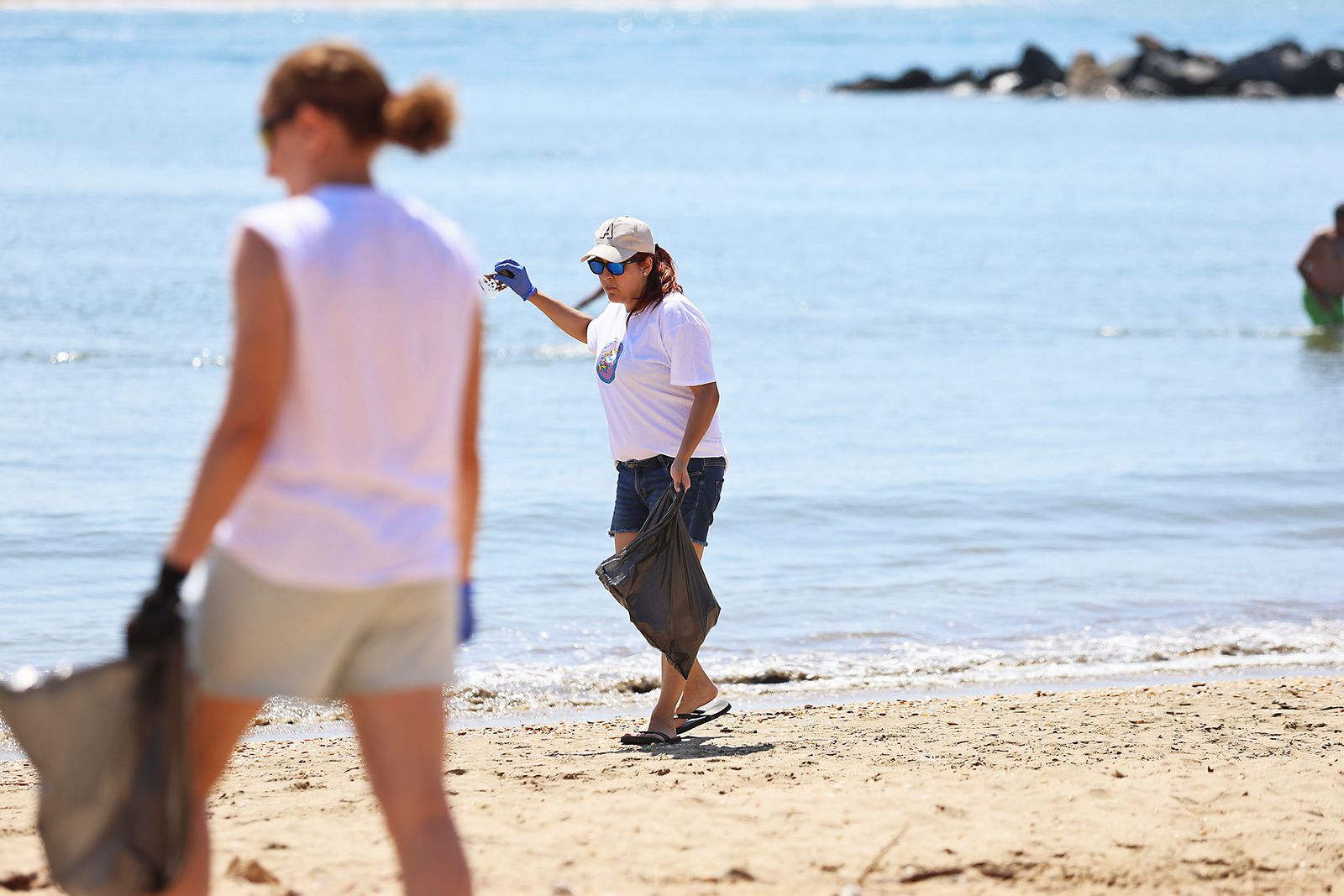 Imágenes de la gran recogida de residuos abandonados en el marco de la octava edición de '1m2 contra la basuraleza'. En la playa de la Canaleta.
