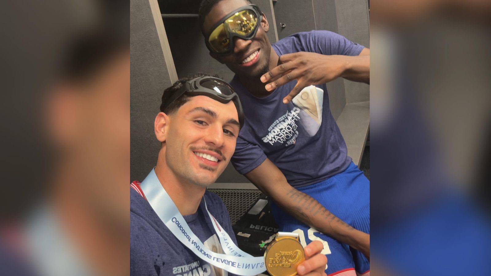 Johnny Cardoso posa con su medalla de campeón de la Nations League