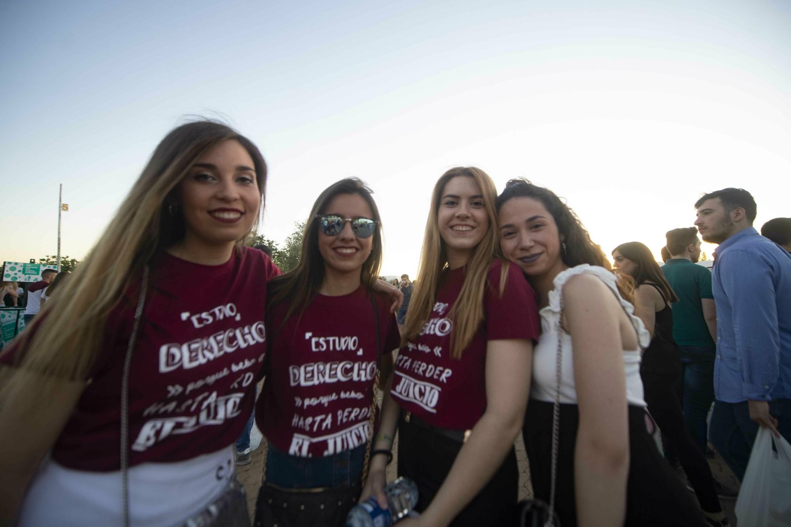El botellón y la calle del Infierno de la Feria, en imágenes
