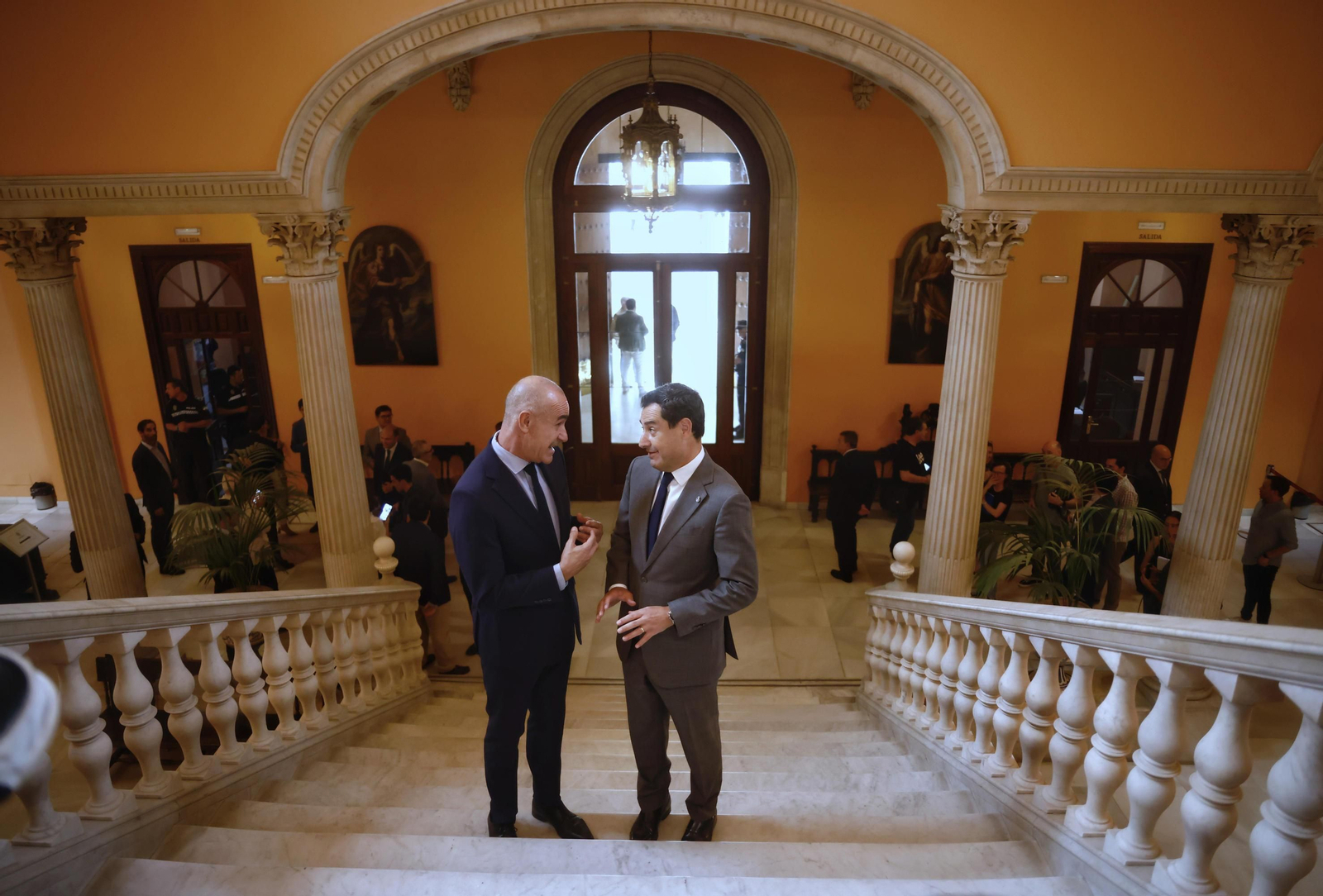 Antonio Muñoz y Juanma Moreno, en las escaleras del Ayuntamiento de Sevilla.