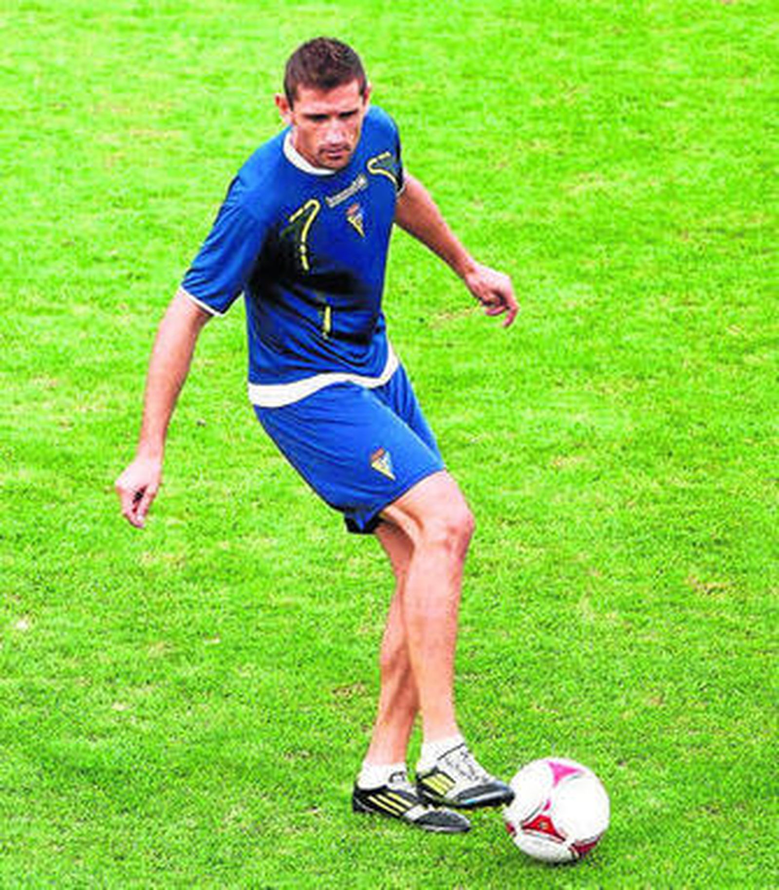 Belencoso golpea el esférico en una sesión de trabajo.