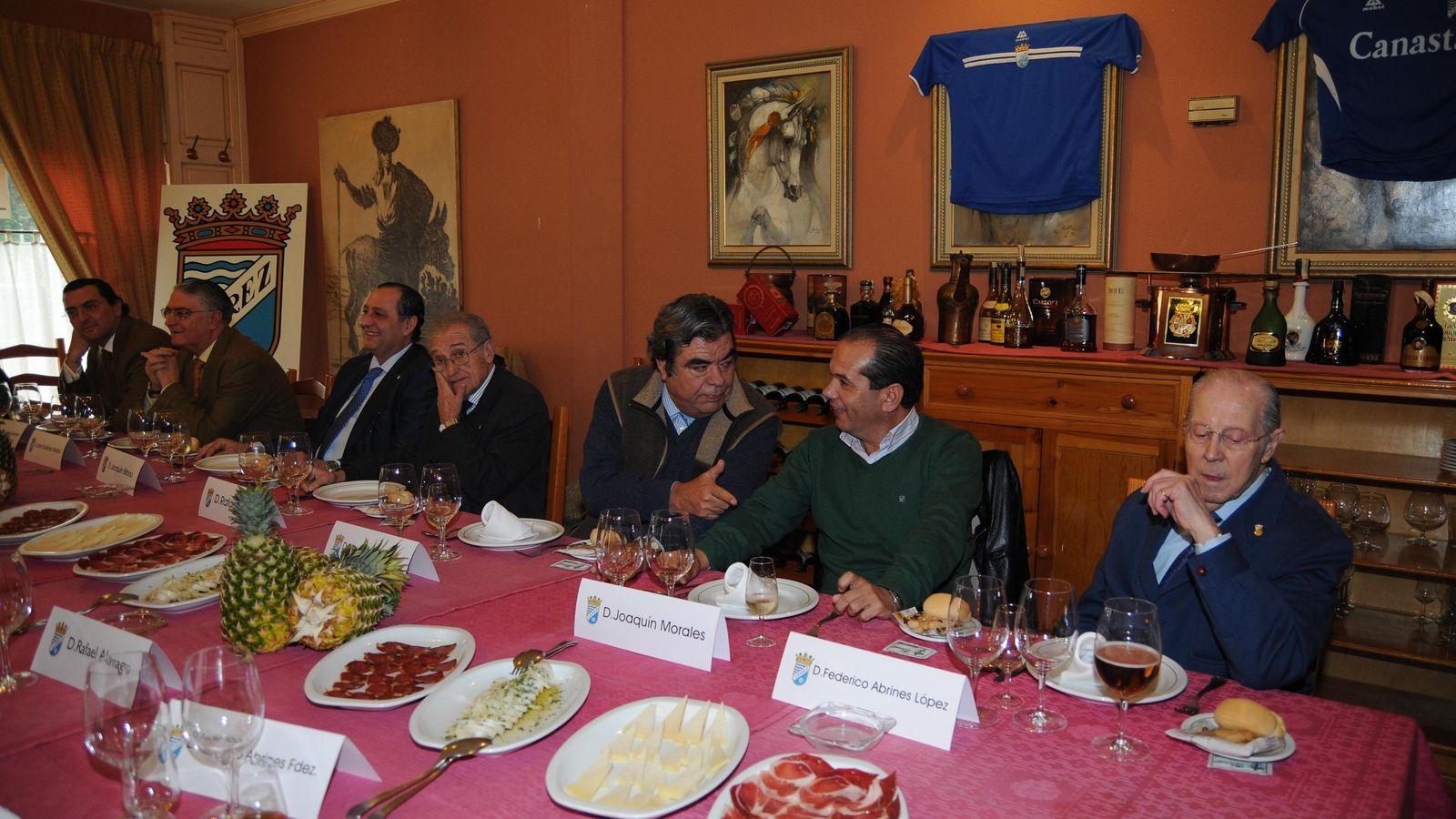 Riquelme, en una reunión de expresidentes cuando Joaquín Bilbao estaba al frente del Xerez CD.