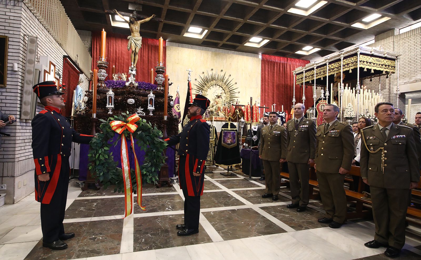 Emotiva ofrenda militar en Capuchinos