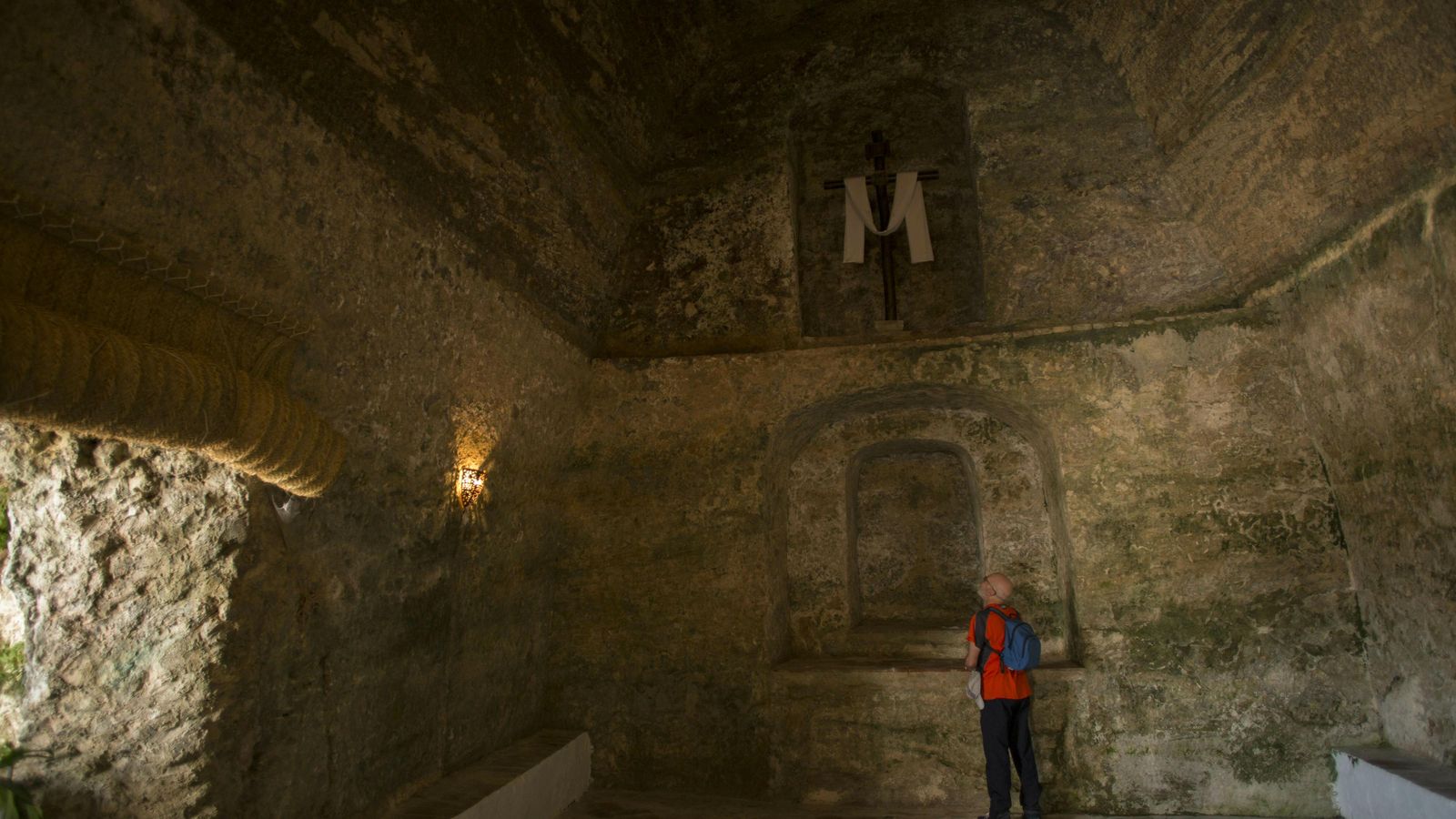 Un visitante observa una de las naves de la iglesia.