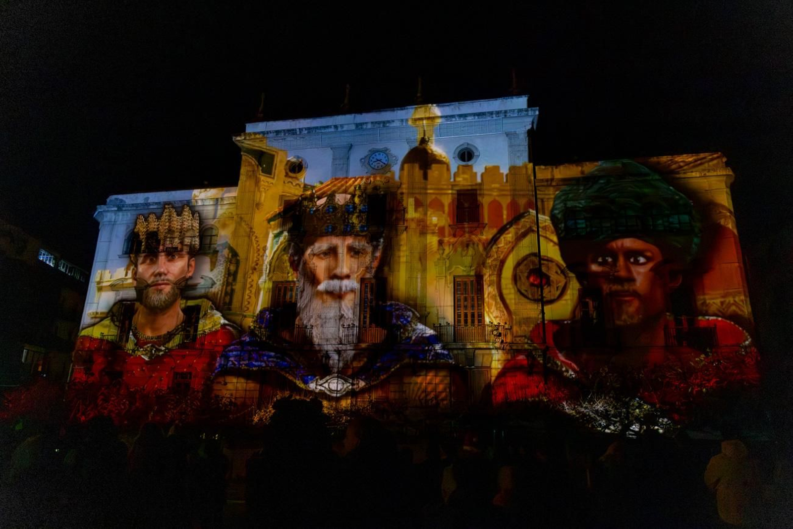 Los jiennenses disfrutan del centro de la ciudad, rodeados de un ambiente navideño