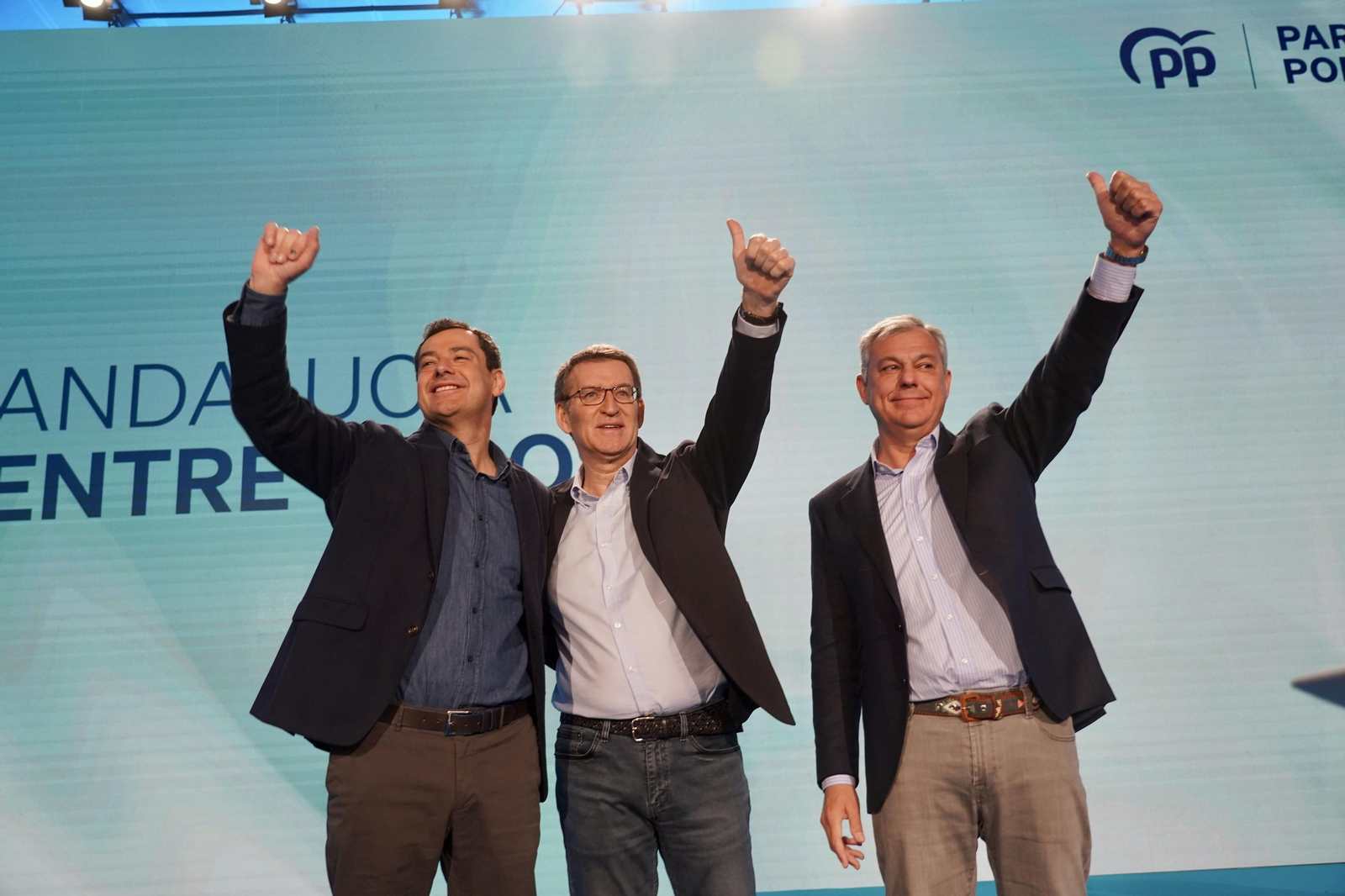 El presidente del Partido Popular, Alberto Núñez Feijóo, junto a el presidente de la Junta de Andalucía, Juanma Moreno, y el candidato del PP a la alcaldía de Sevilla, José Luis Sanz, en Sevilla.