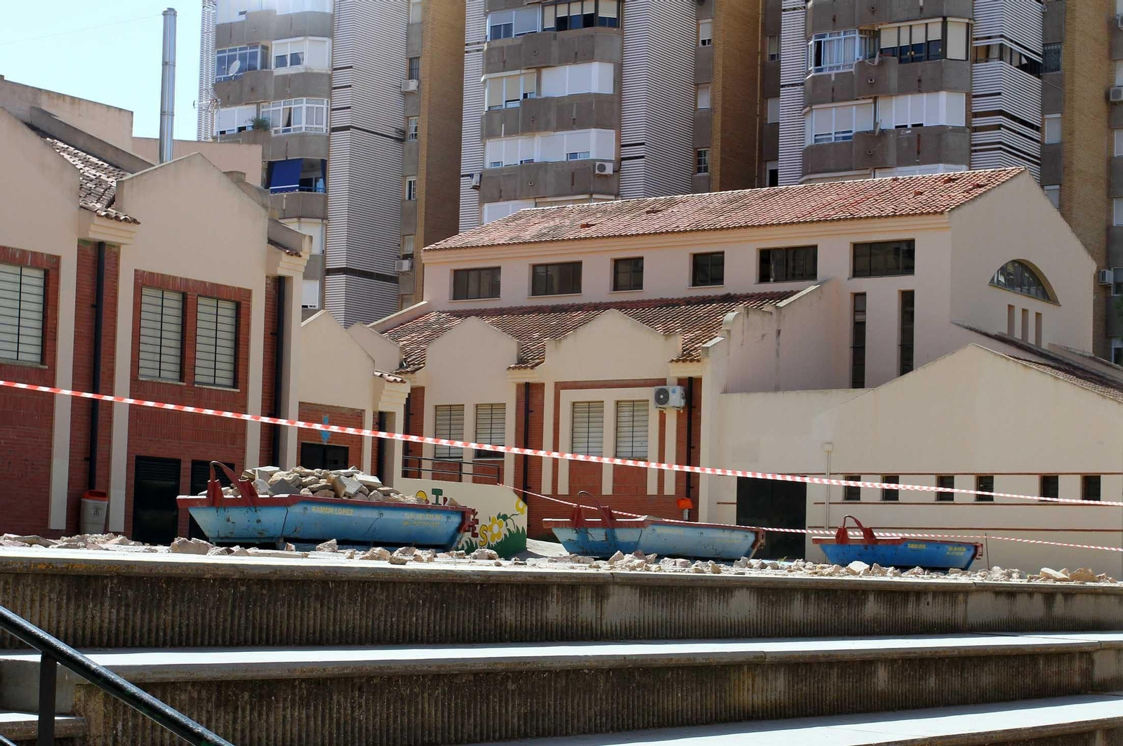 Cubetas de escombros de las obras que se llevan a cabo en el Colegio Virgen del Pilar.