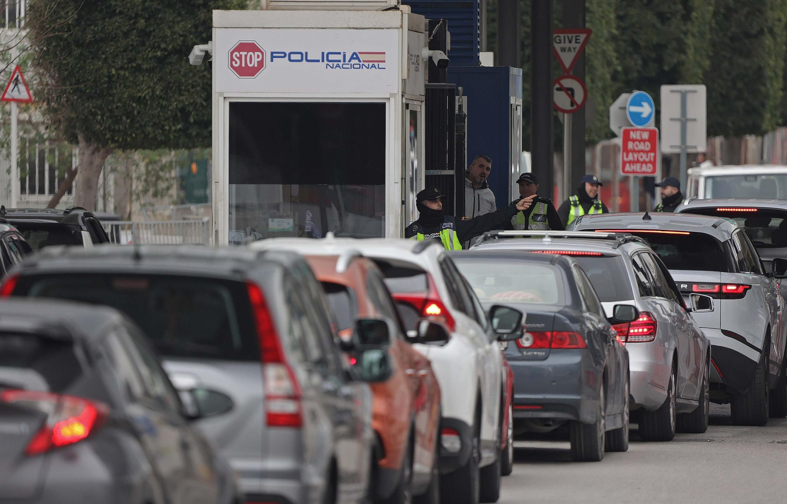 Fotos de las colas de vehículos originadas por el control y sellado de pasaportes en la Verja de Gibraltar