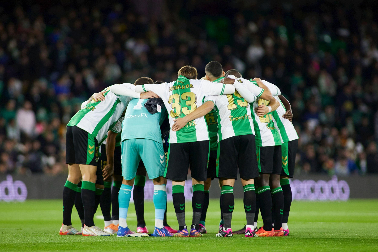 Los jugadores del Betis hacen piña antes del inicio de un encuentro.