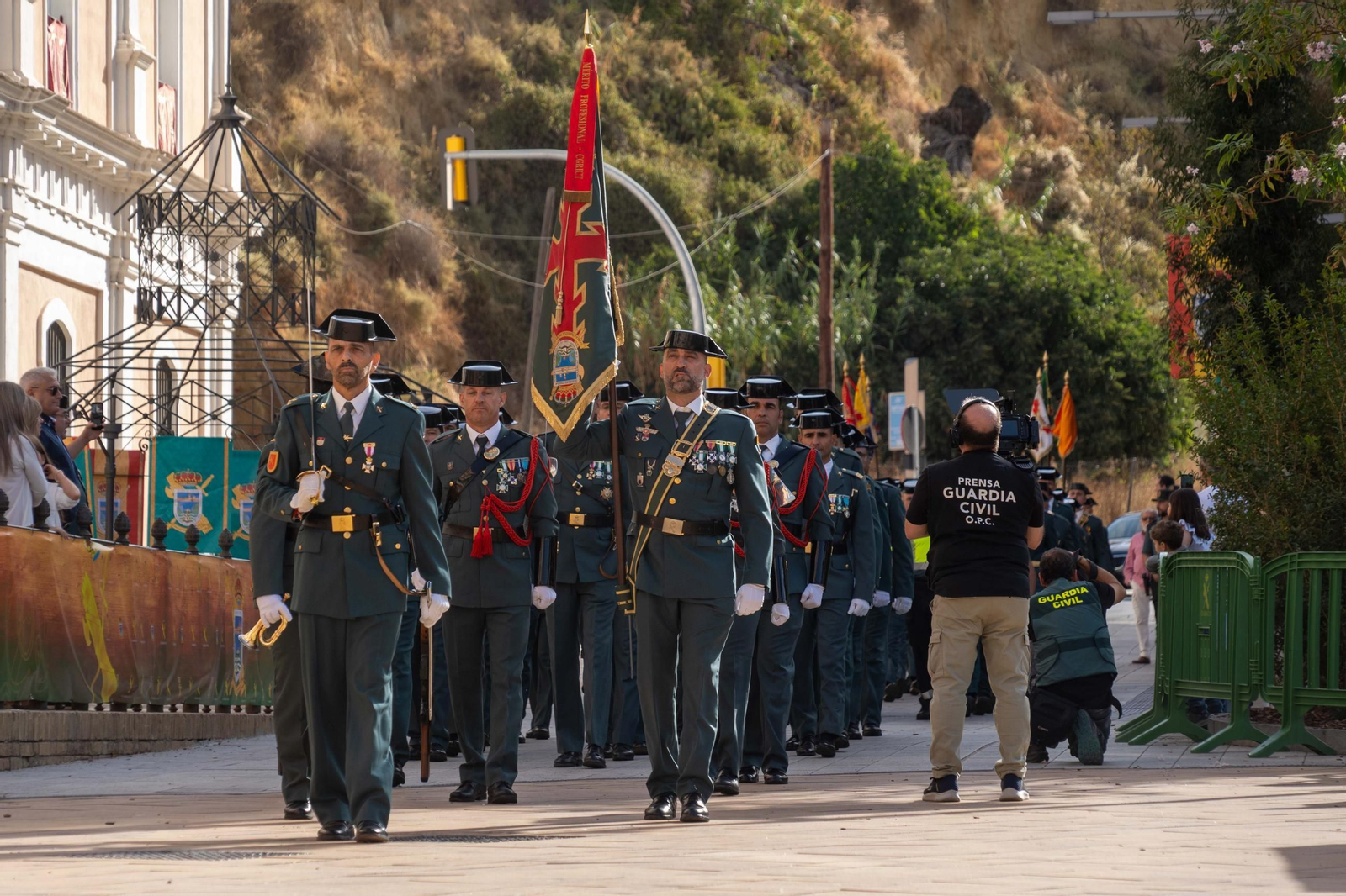 Imágenes del desfile de la Guardia Civil en el Día de la Hispanidad y de su patrona en la Plaza de La Merced
