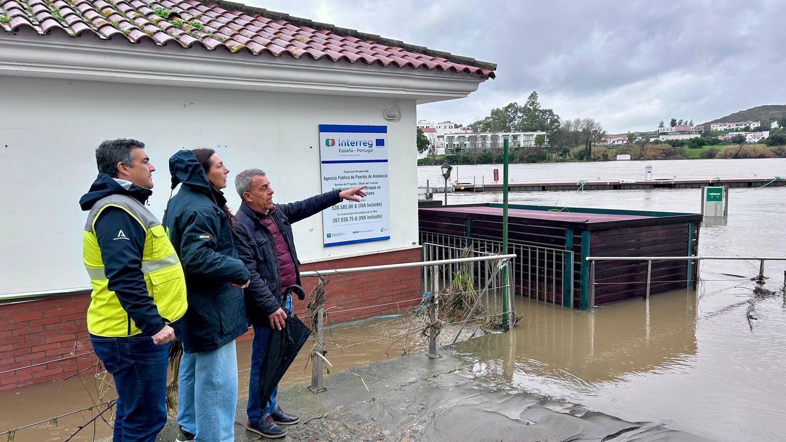 Loles López y José Correa siguen atentamente las explicaciones del alcalde.