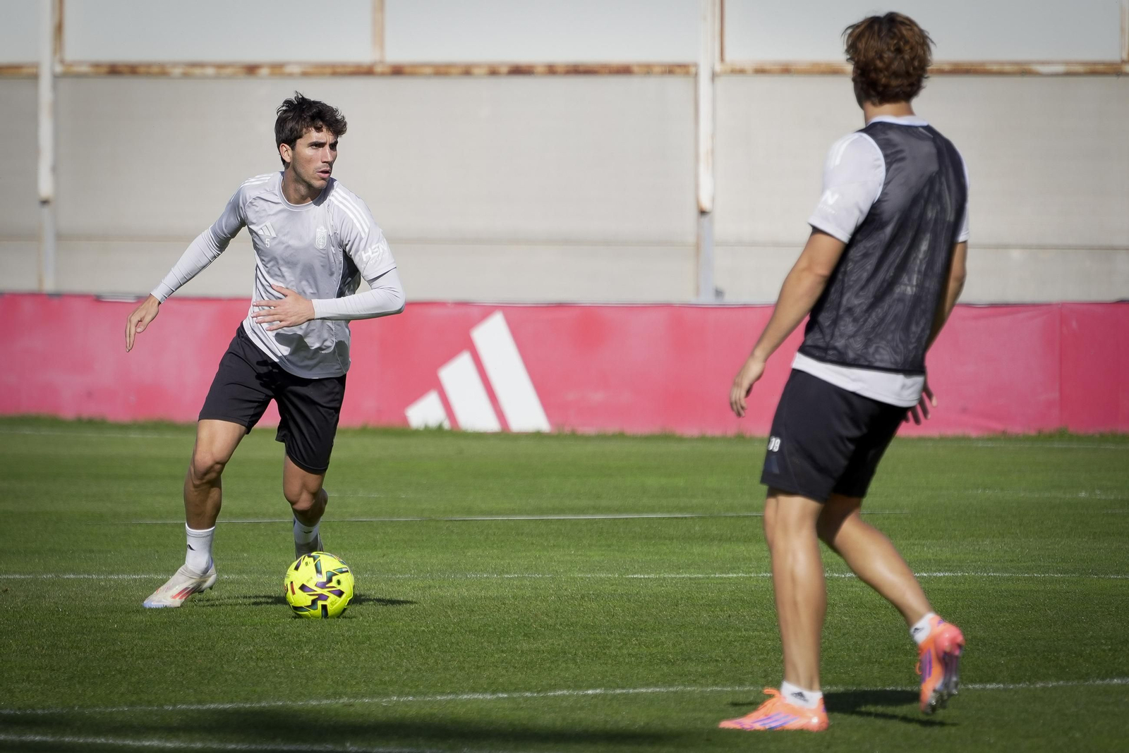 Manu Lama en el entrenamiento del Granada CF.