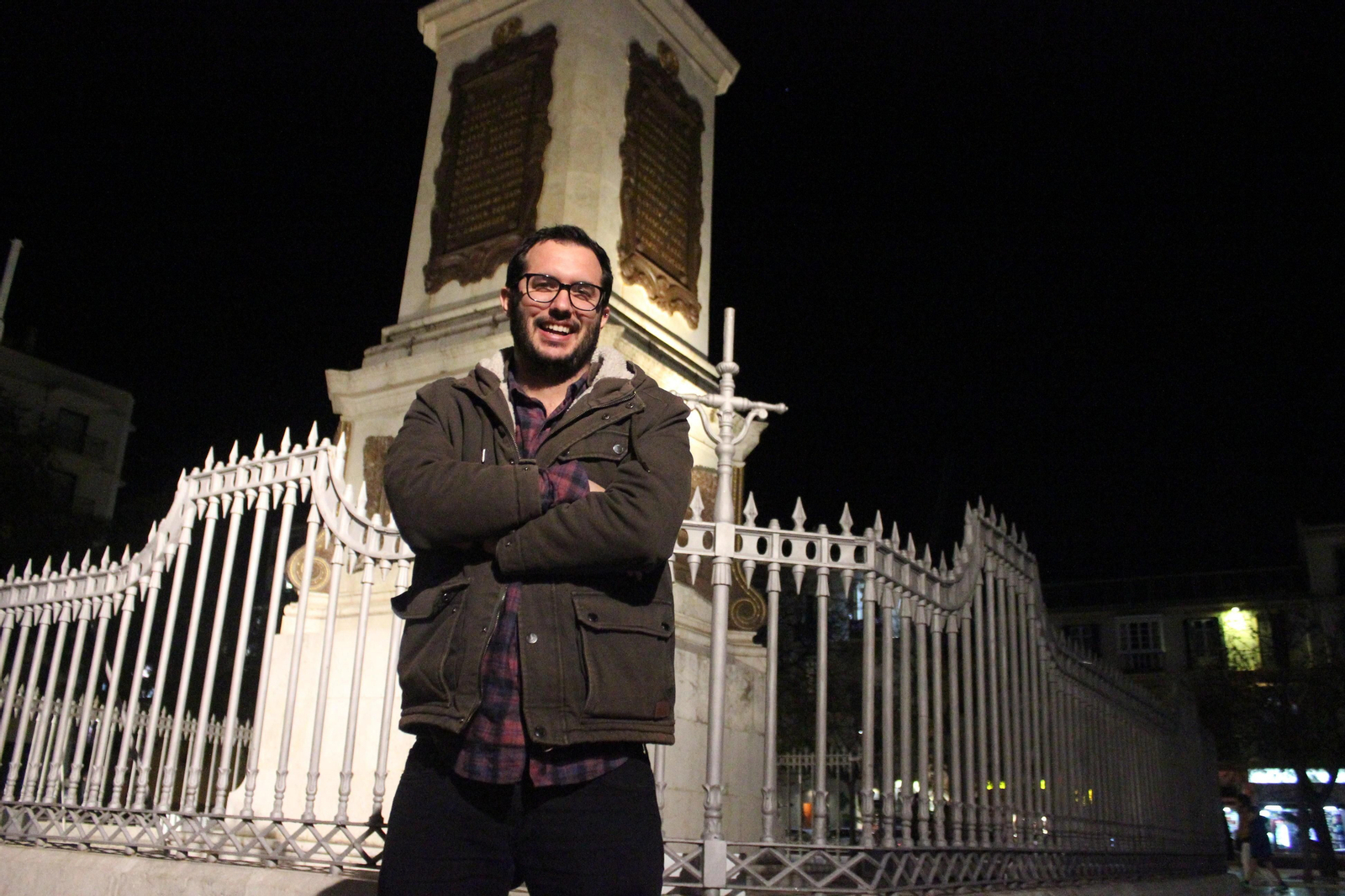 Miguel Díaz delante del obelisco de la plaza de la Merced, sede originaria de la cofradía de Gitanos.