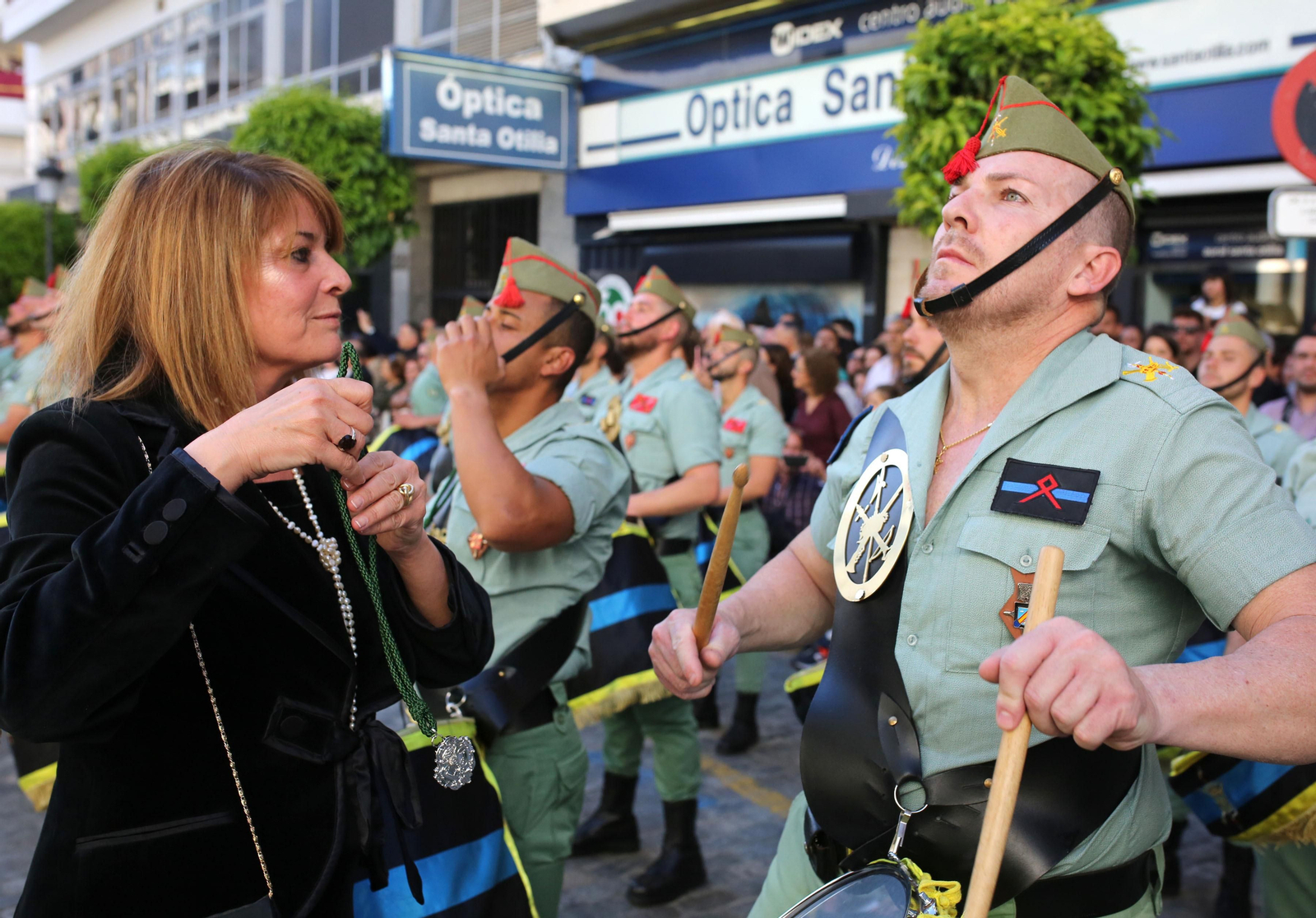 Procesión del Cristo de la Vera Cruz, escoltado por la Legión en las calles de Huelva