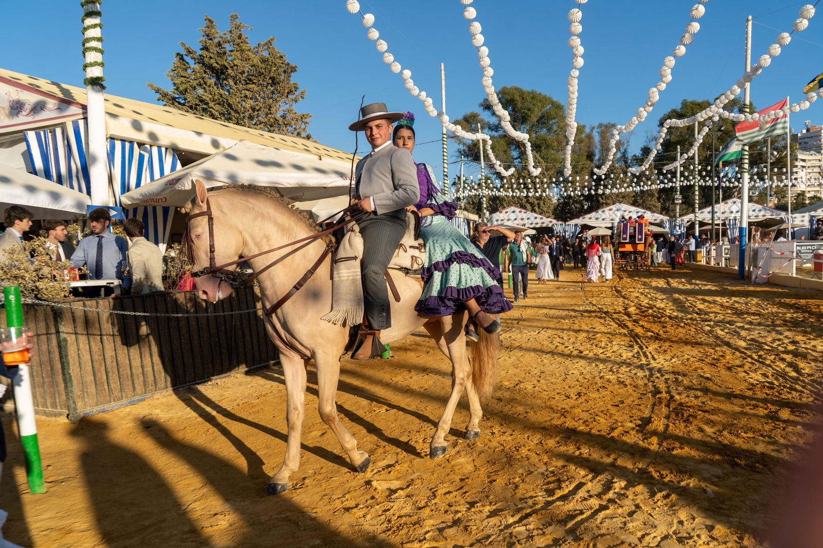 Imágenes del ambiente nocturno del 11 de octubre en la Feria del Caballo 2025